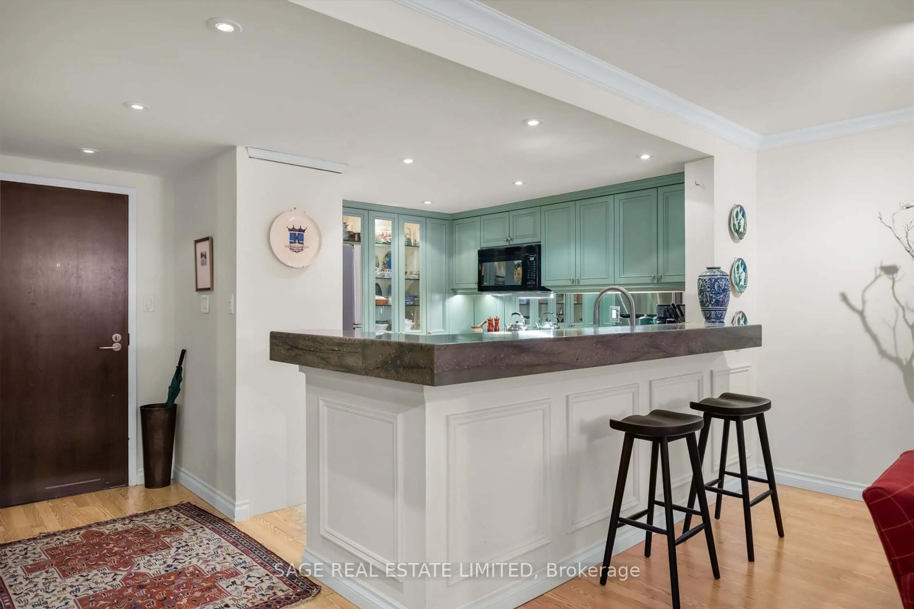 Open concept kitchen, ceramic/tile floor for 225 Davenport Rd #101, Toronto Ontario M5R 3R2