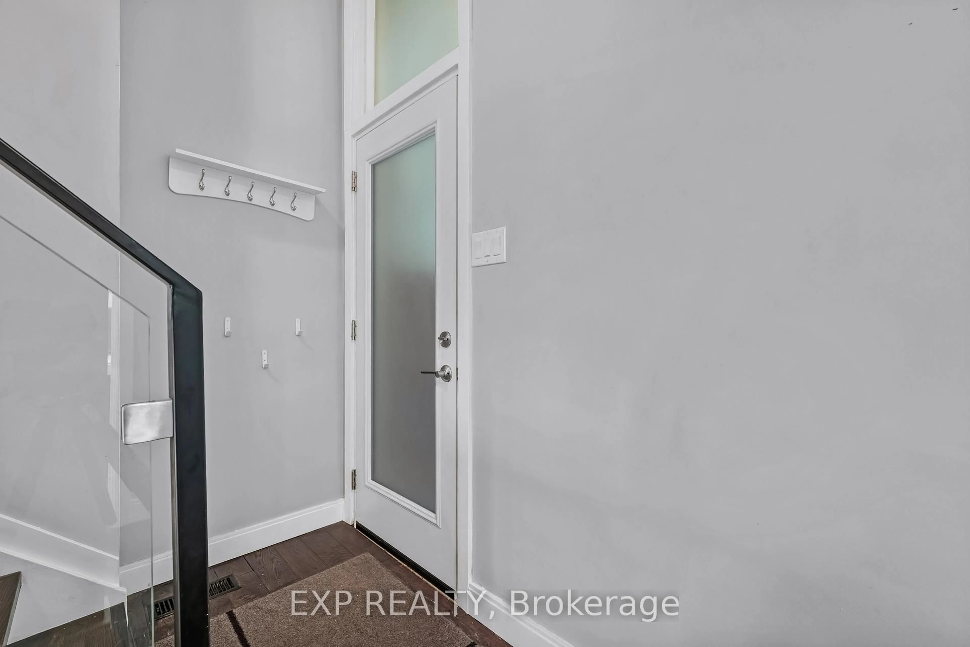 Indoor entryway for 160 Cottonwood Dr, Toronto Ontario M3C 2B4