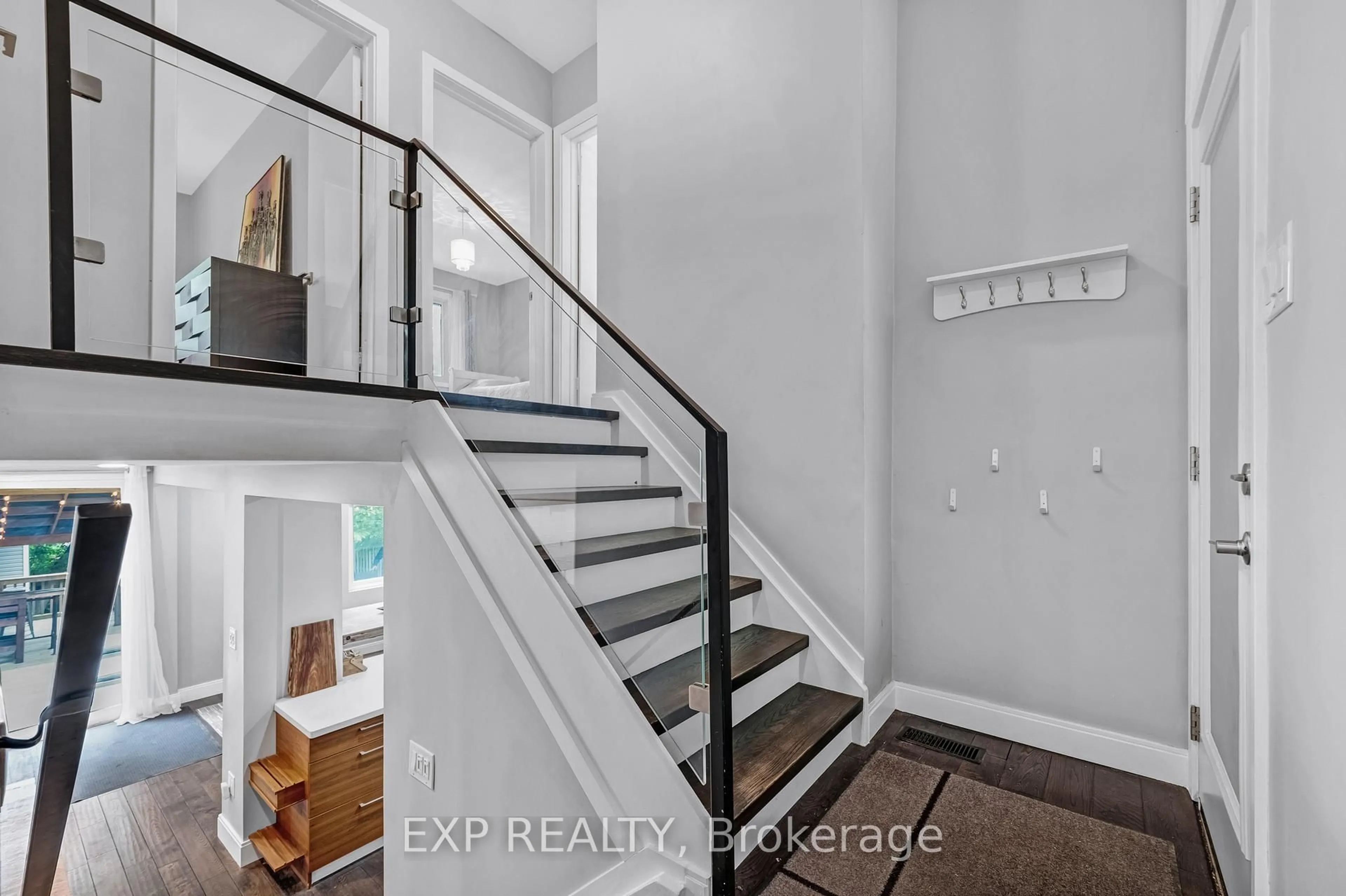 Indoor entryway for 160 Cottonwood Dr, Toronto Ontario M3C 2B4
