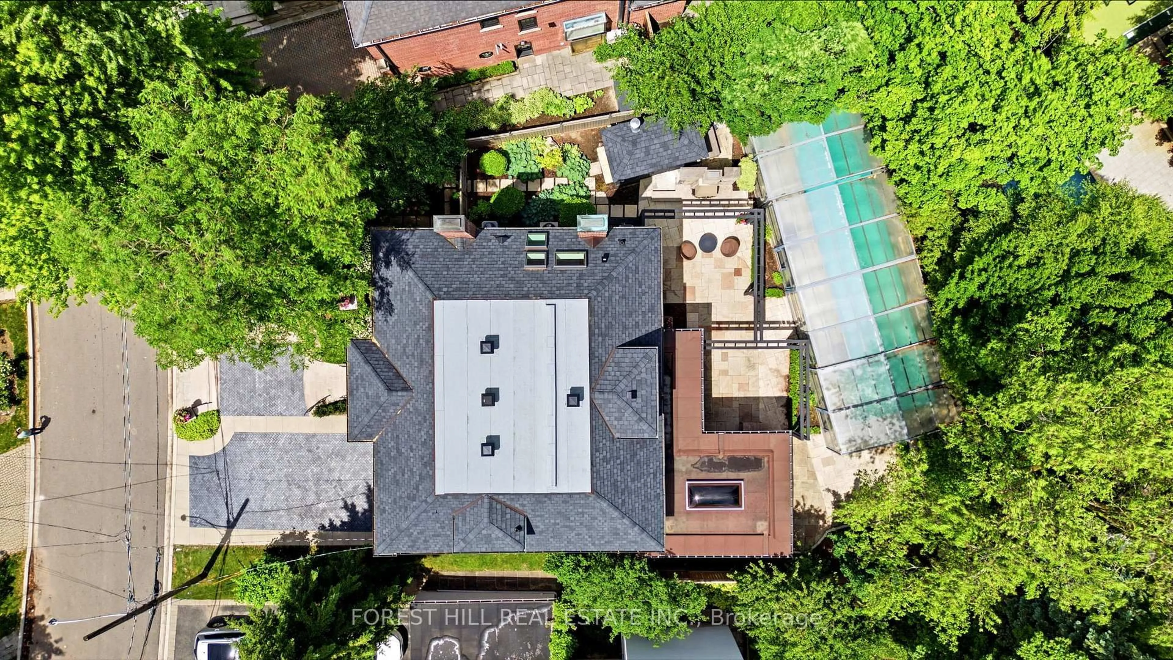 A pic from outside/outdoor area/front of a property/back of a property/a pic from drone, street for 4 Ridgewood Rd, Toronto Ontario M5P 1T5