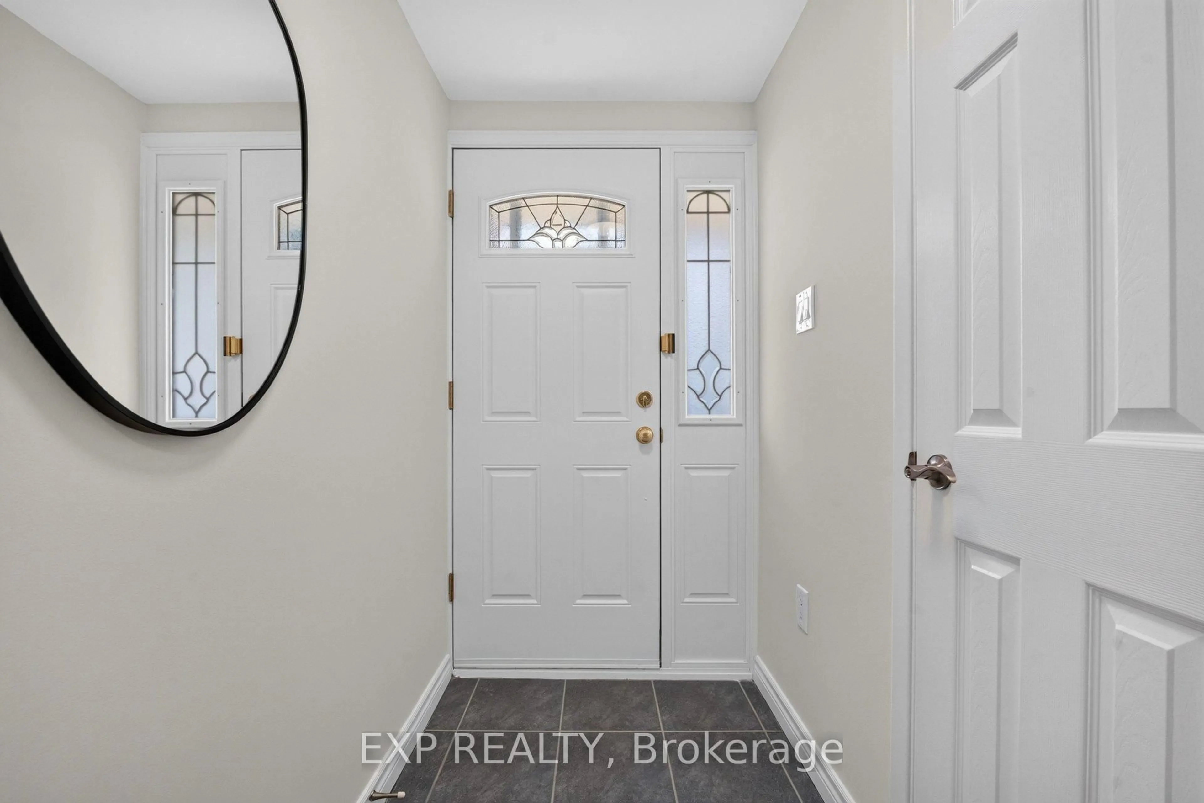 Indoor entryway for 38 Rusty Crestway, Toronto Ontario M2J 2Y4