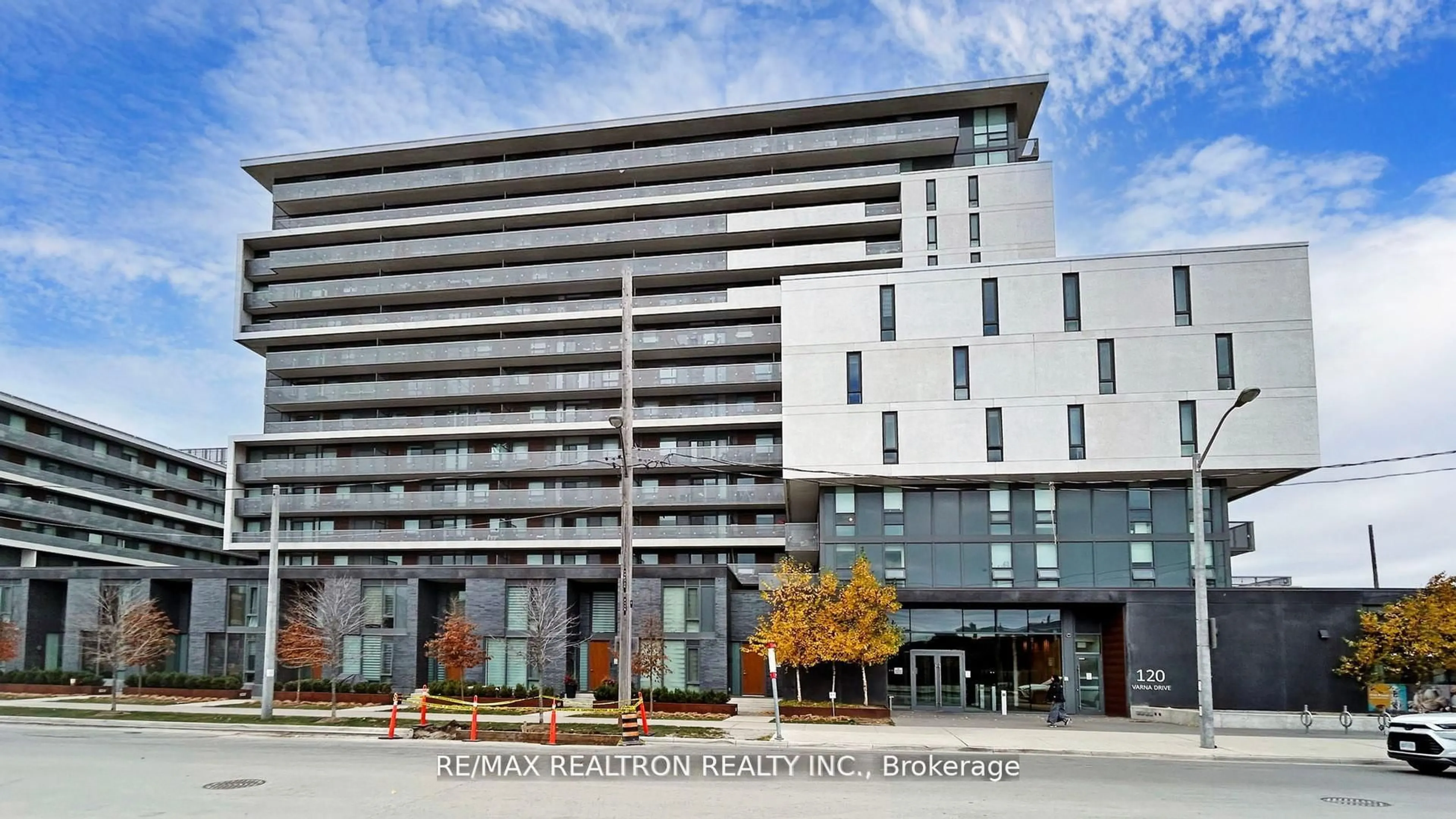 Indoor foyer for 120 Varna Dr #1007, Toronto Ontario M6A 0B3
