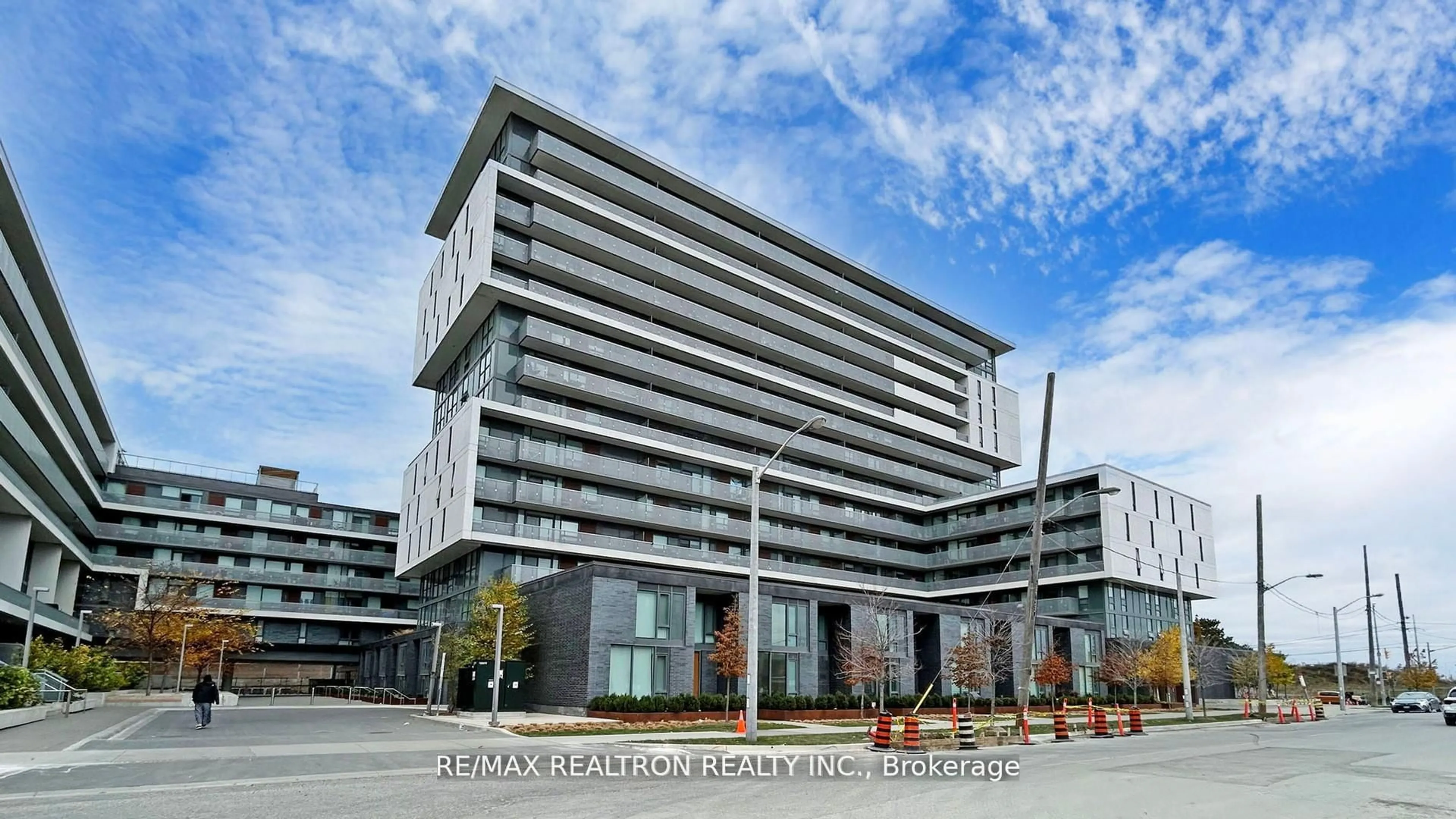 Indoor foyer for 120 Varna Dr #1007, Toronto Ontario M6A 0B3