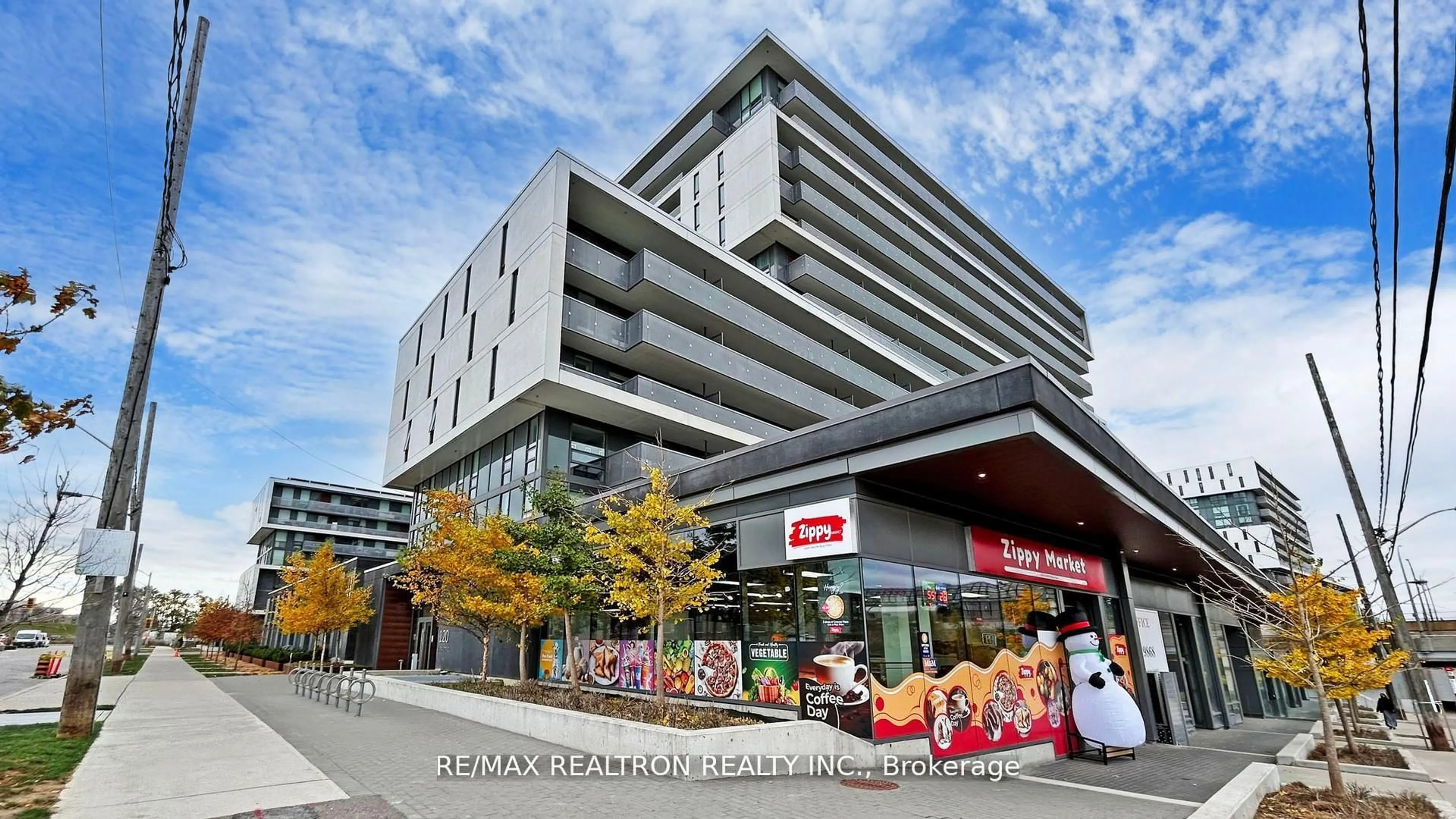 Indoor foyer for 120 Varna Dr #1007, Toronto Ontario M6A 0B3