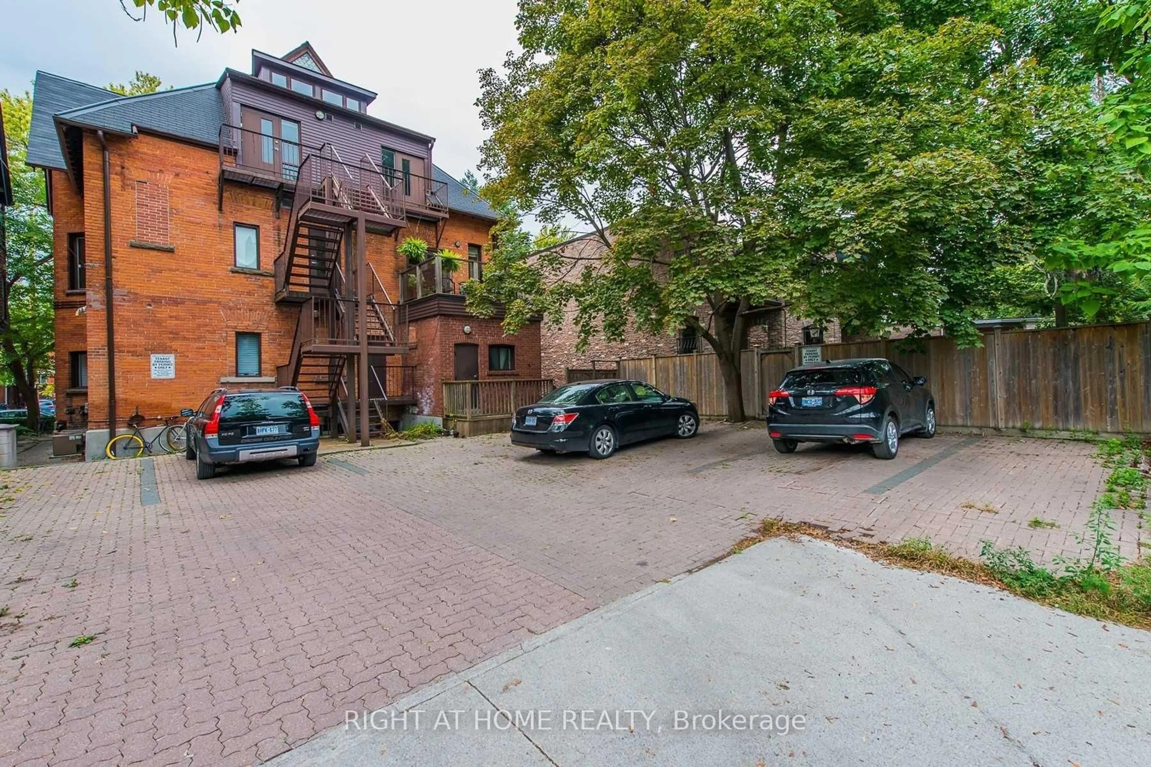 A pic from outside/outdoor area/front of a property/back of a property/a pic from drone, street for 173-175 Madison Ave, Toronto Ontario M5R 2S6