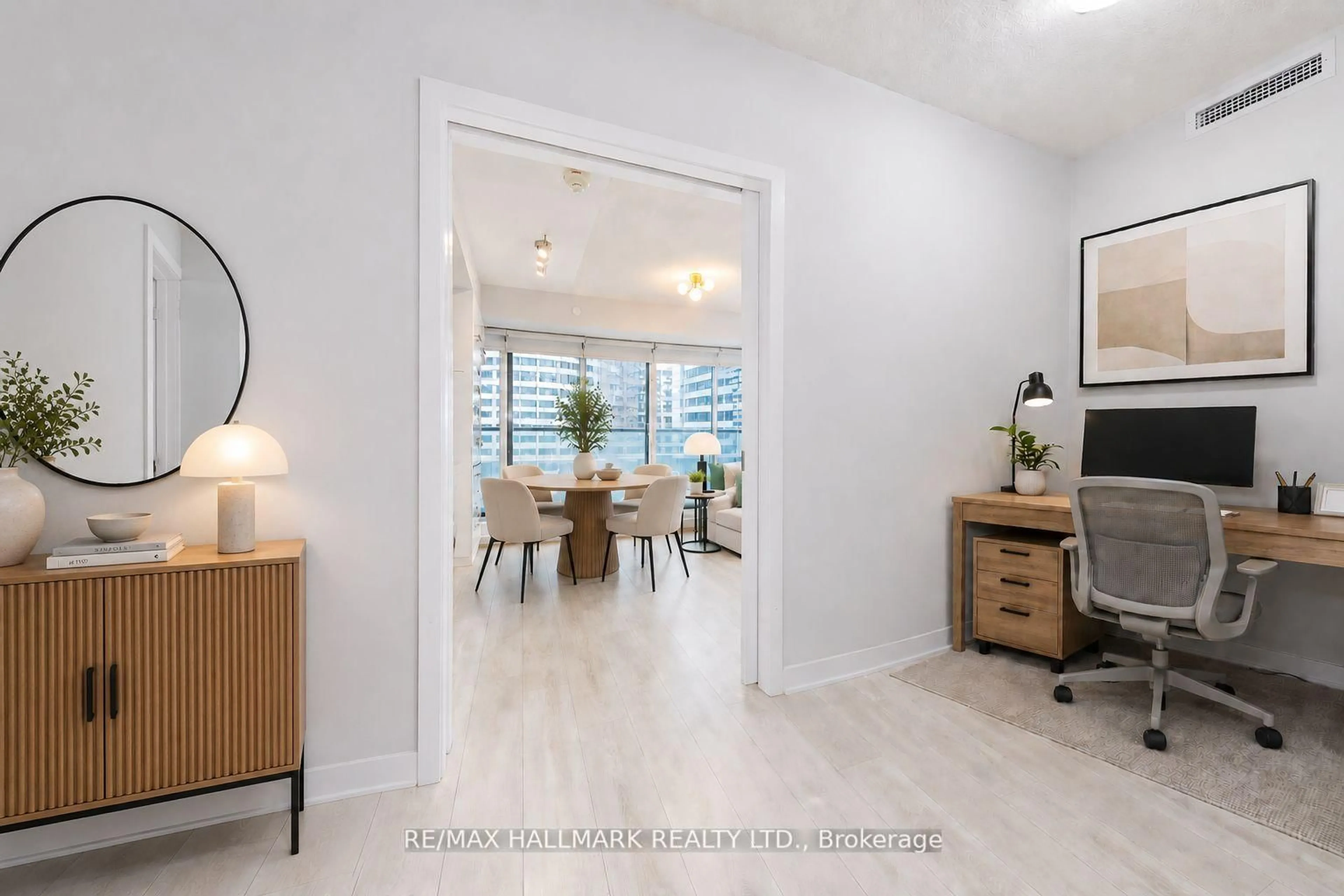Unknown for 2221 Yonge St #2211, Toronto Ontario M4S 0B8