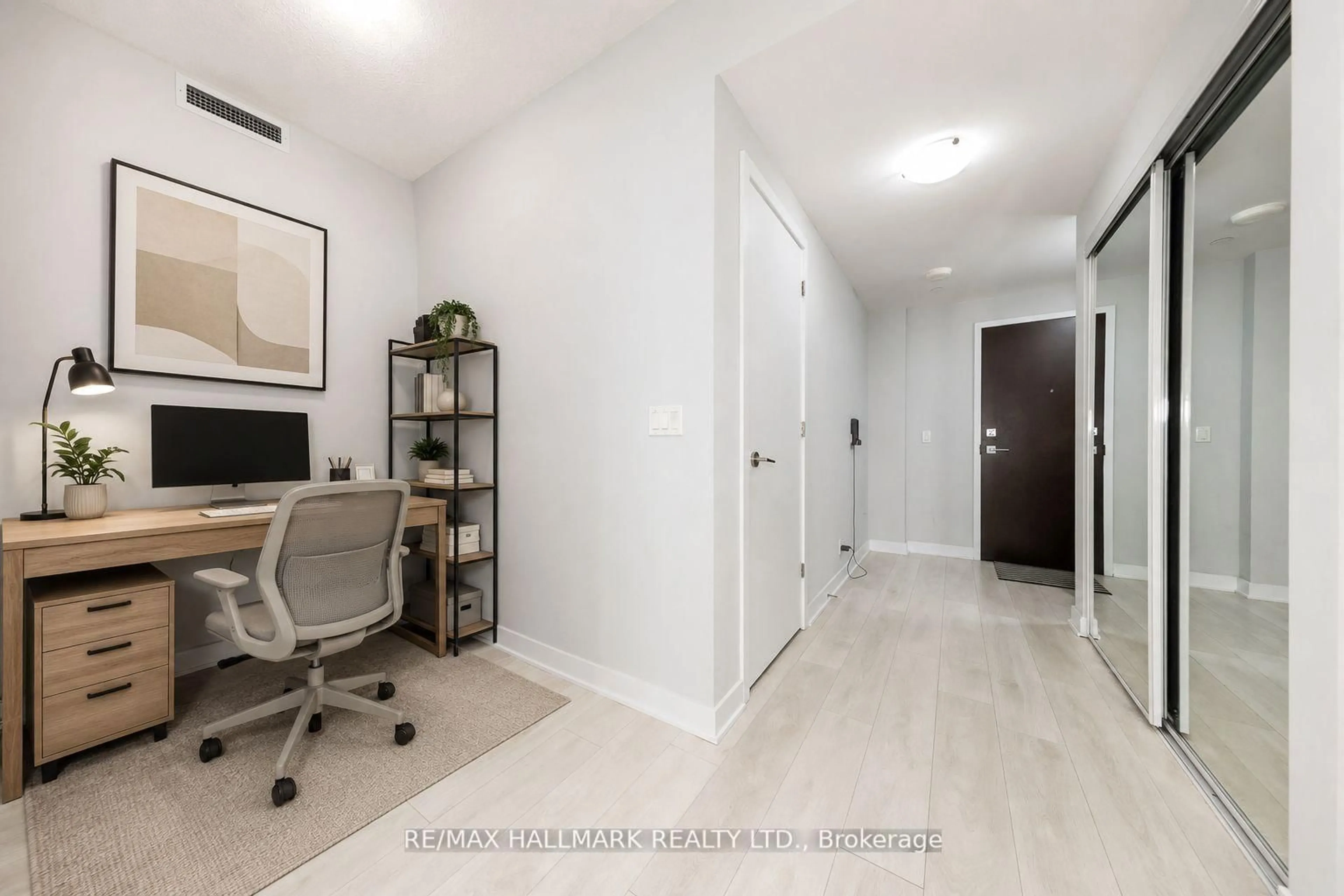 Indoor entryway for 2221 Yonge St #2211, Toronto Ontario M4S 0B8