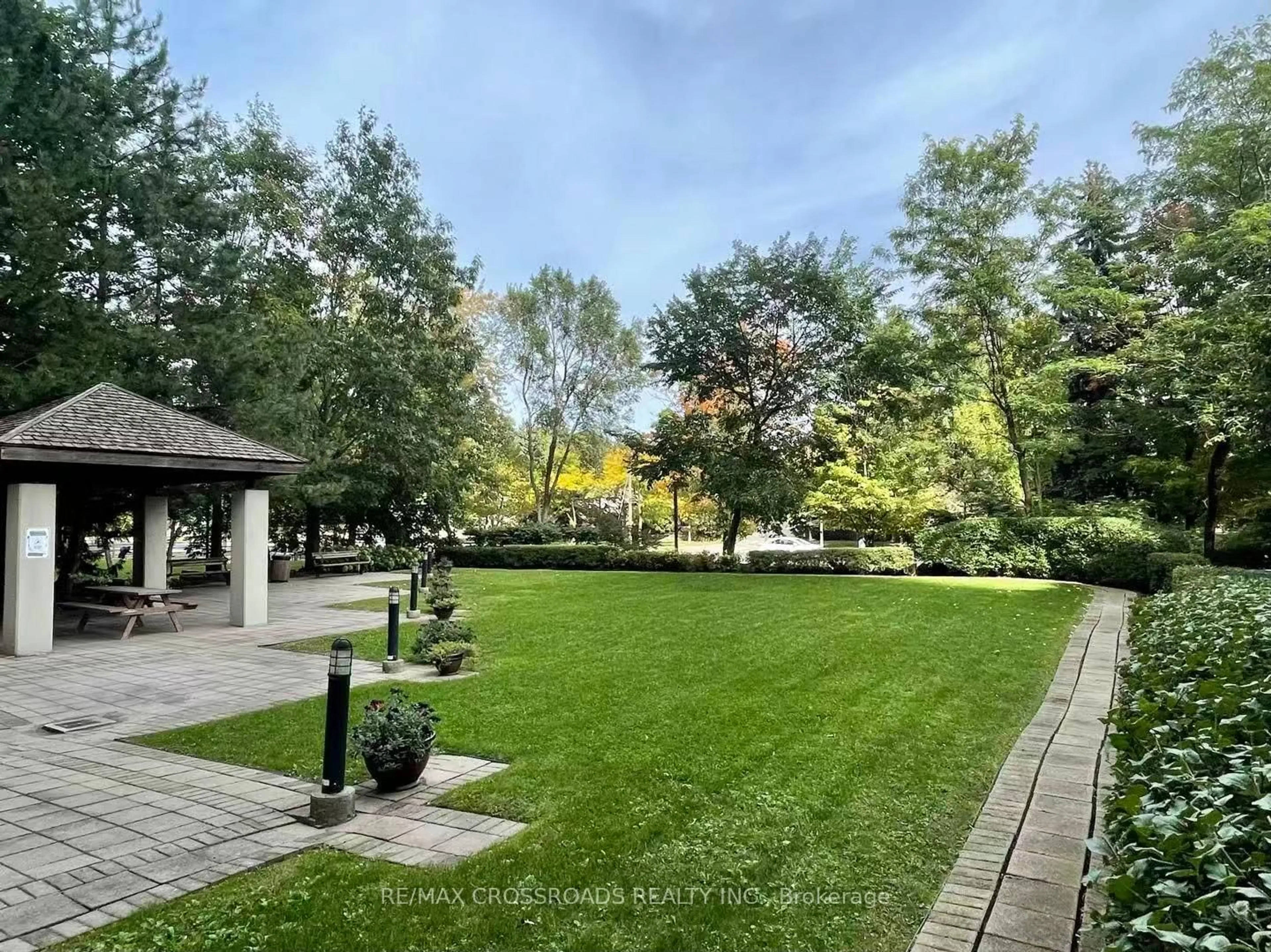 A pic from outside/outdoor area/front of a property/back of a property/a pic from drone, unknown for 28 Empress Ave #2012, Toronto Ontario M2N 6Z7