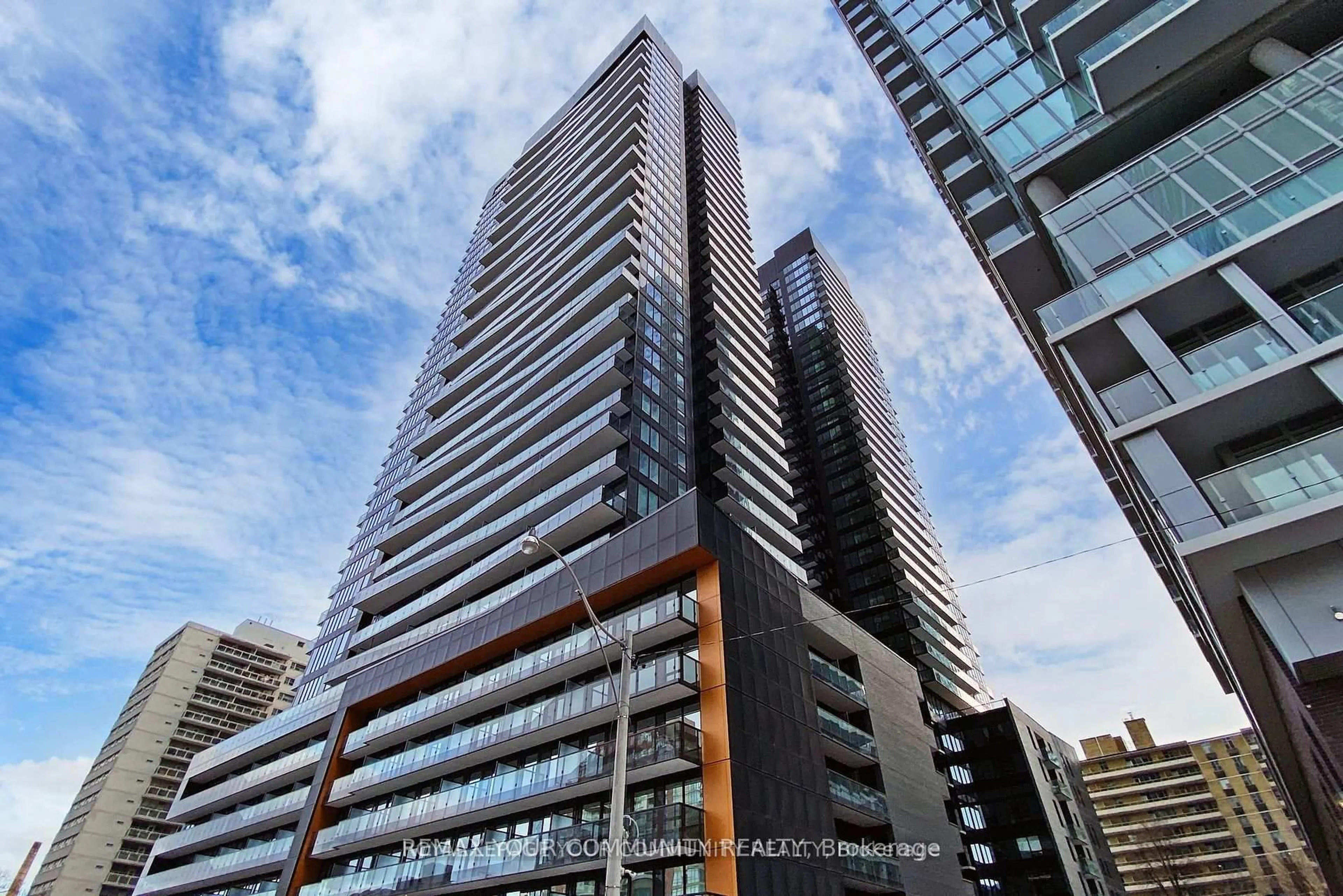 Indoor foyer for 117 Broadway Ave #1401, Toronto Ontario M4P 1V3