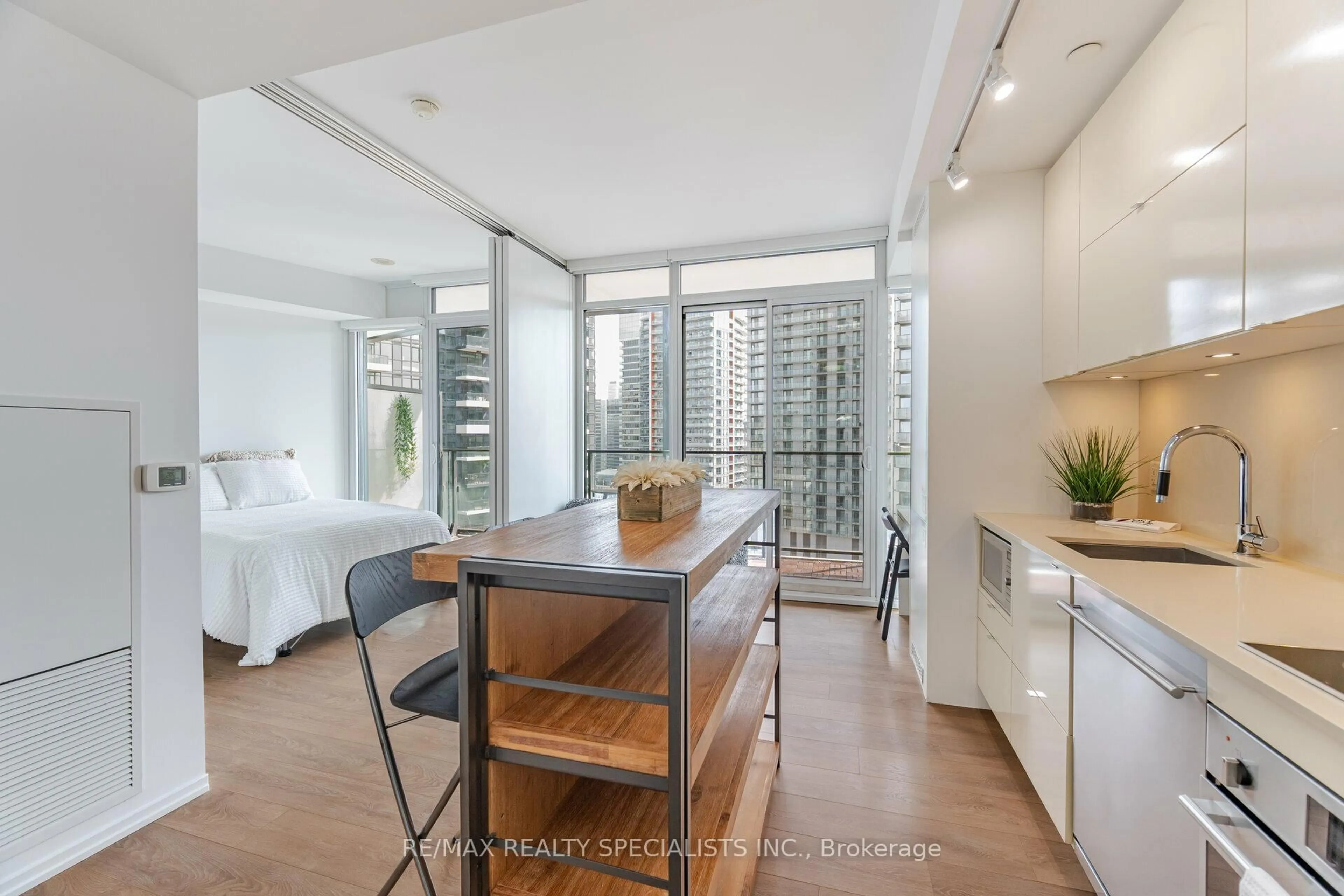Open concept kitchen, unknown for 125 Peter St #3012, Toronto Ontario M5V 0M2