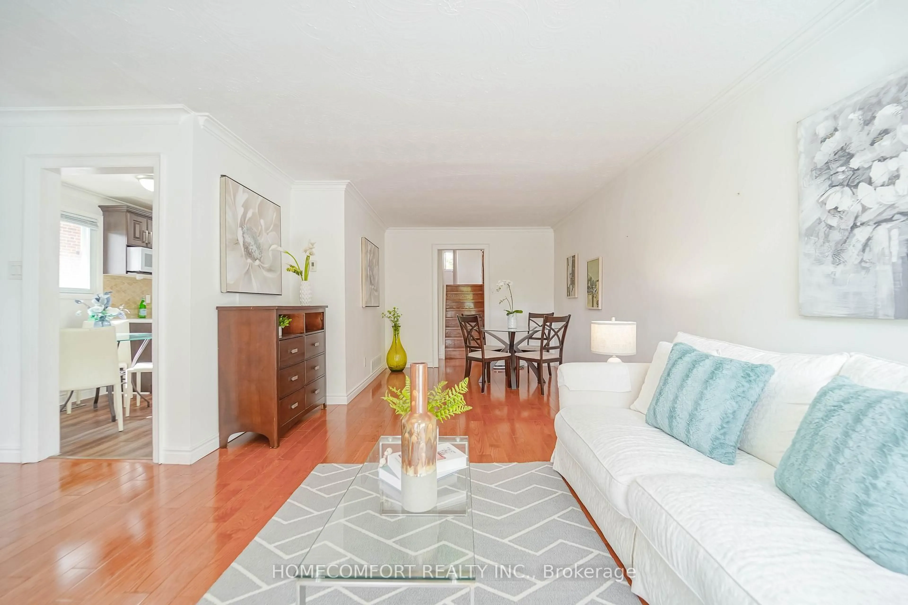 Living room with furniture, wood/laminate floor for 8 Topaz Gate, Toronto Ontario M2M 2Z7
