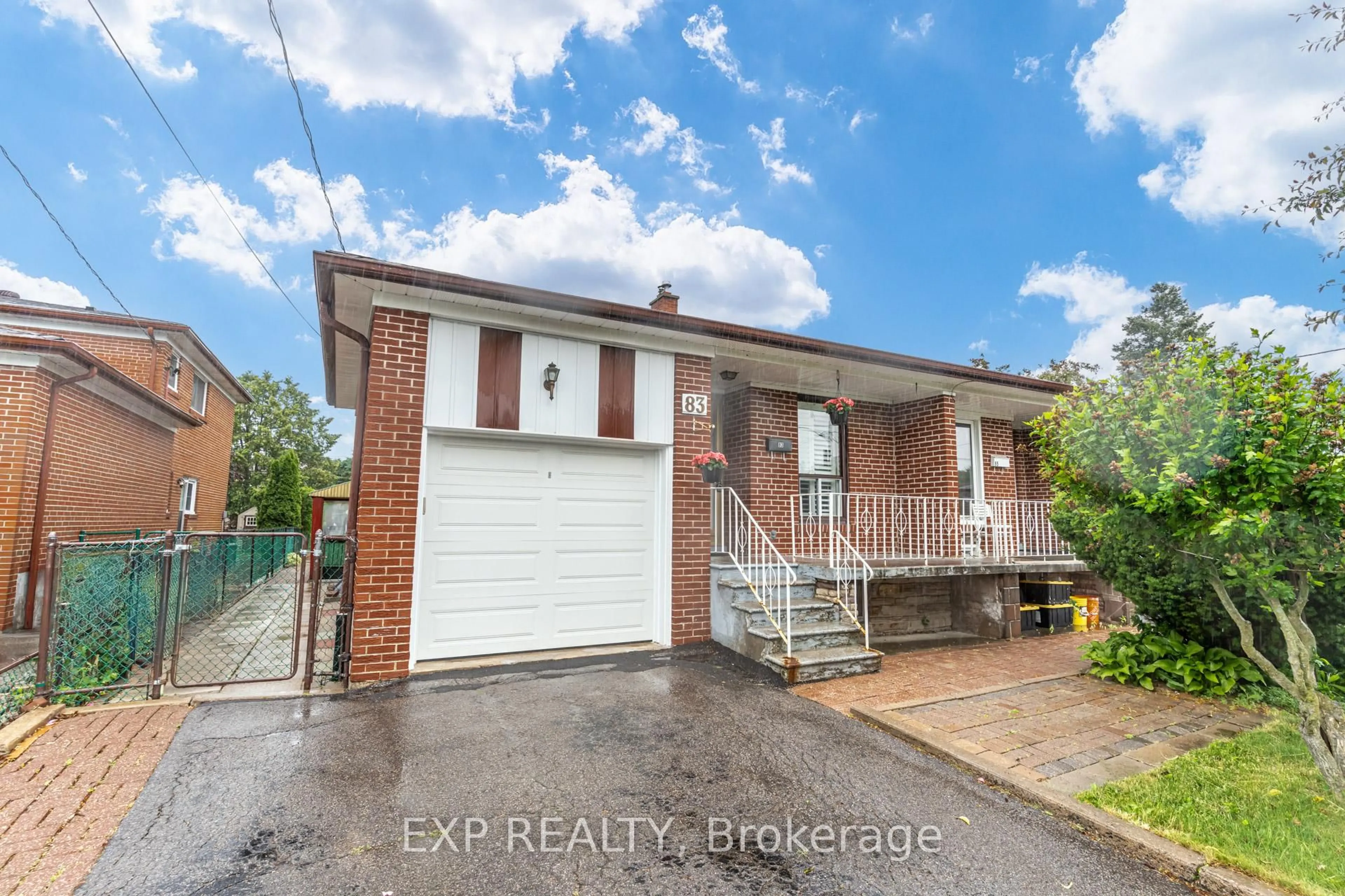 A pic from outside/outdoor area/front of a property/back of a property/a pic from drone, street for 83 Green Bush Rd, Toronto Ontario M2M 1P2