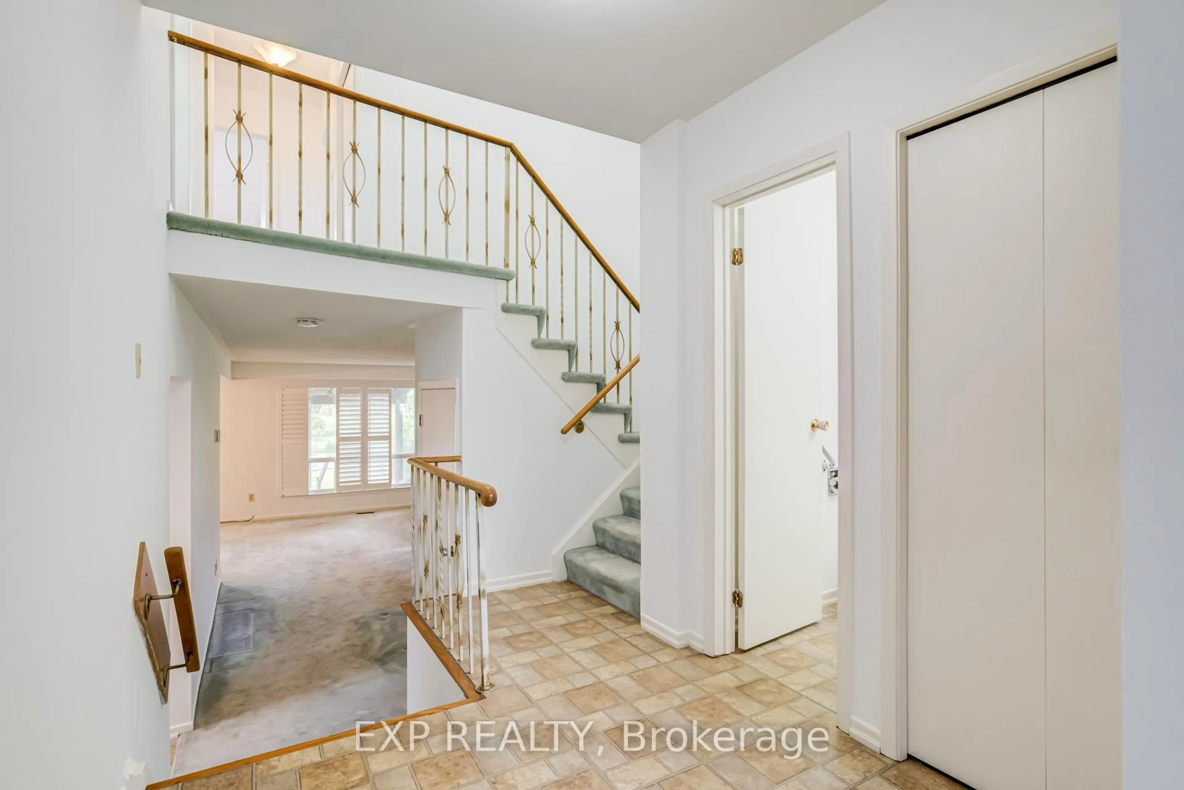Indoor entryway for 83 Green Bush Rd, Toronto Ontario M2M 1P2