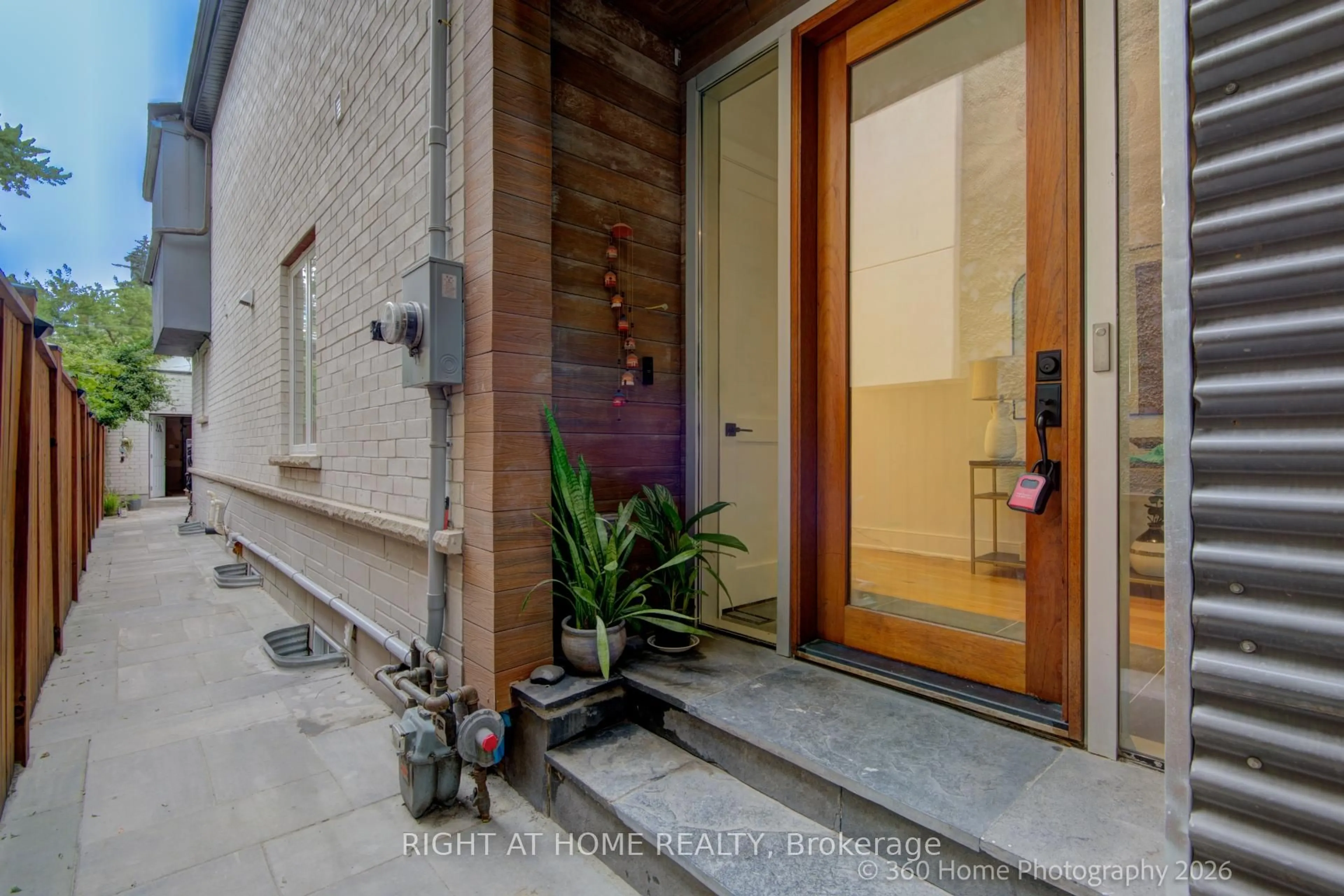 Indoor entryway for 281 Brunswick Ave, Toronto Ontario M5S 2M6