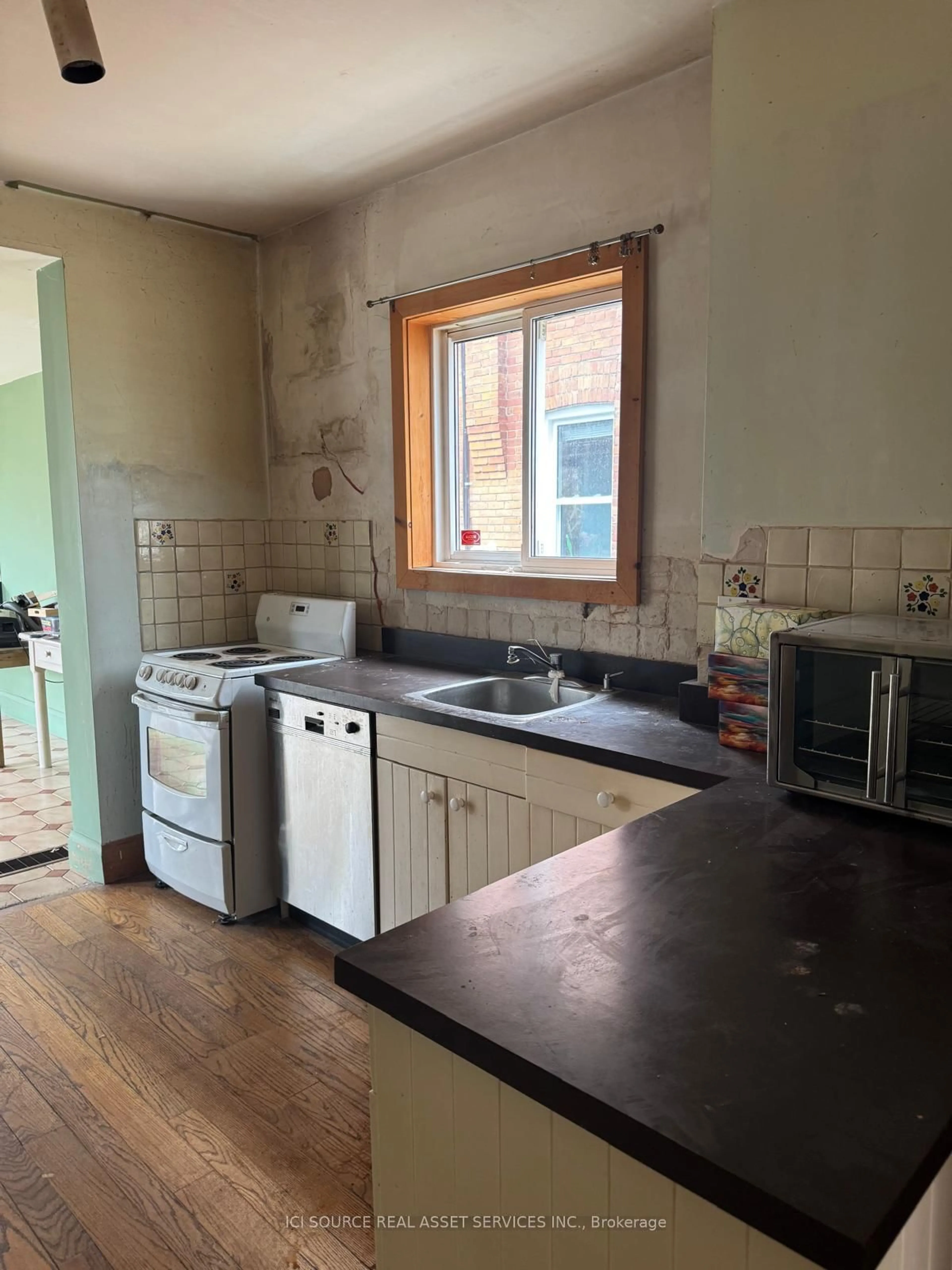Standard kitchen, unknown for 12 Oswald Cres, Toronto Ontario M4S 2H6