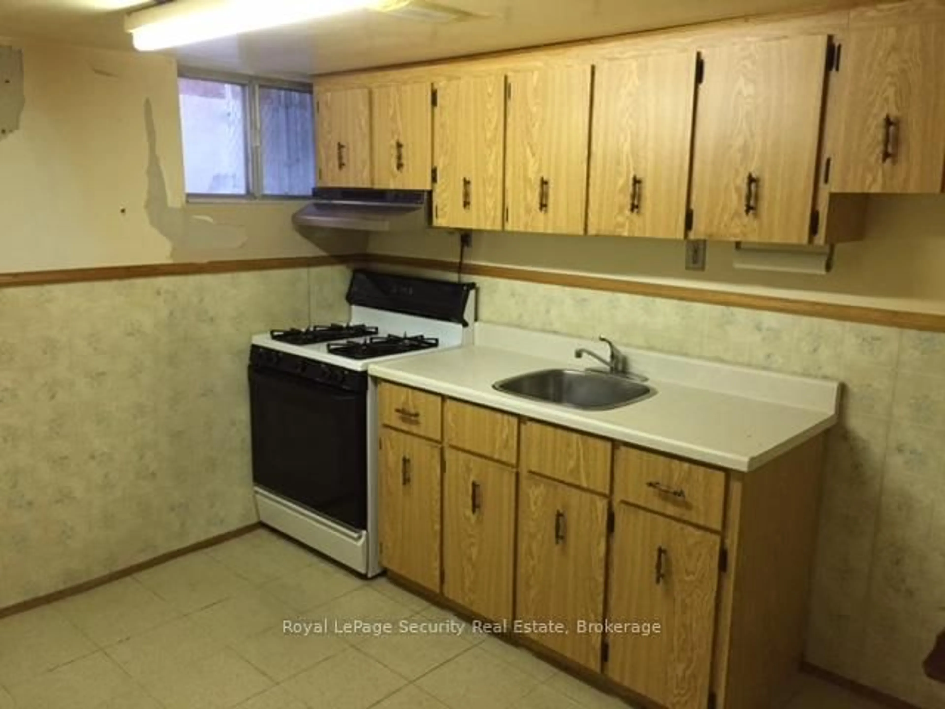 Standard kitchen, unknown for 464 Euclid Ave, Toronto Ontario M6G 2S9