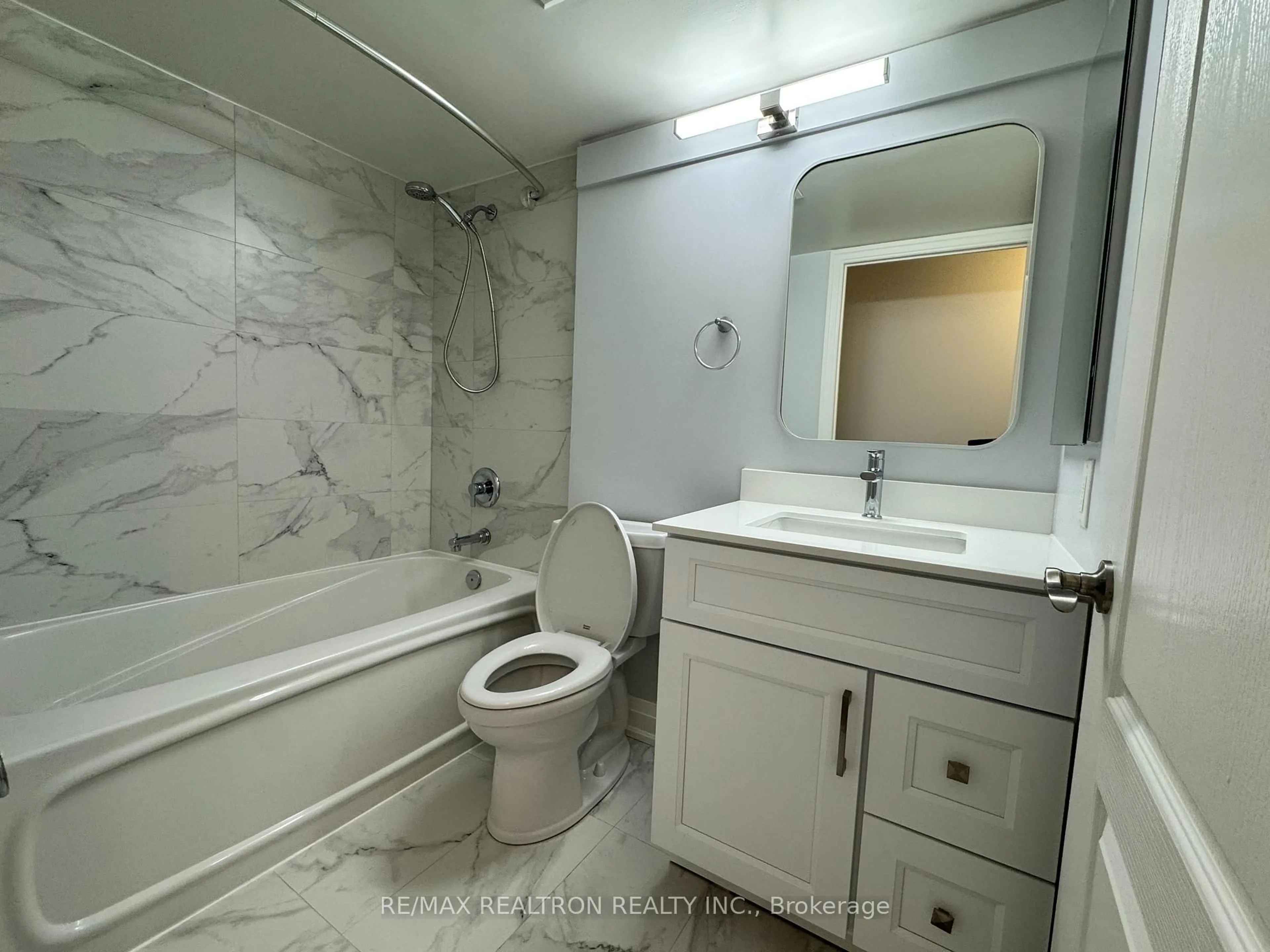 Standard bathroom, ceramic/tile floor for 21 Hillcrest Ave #305, Toronto Ontario M2N 7K2
