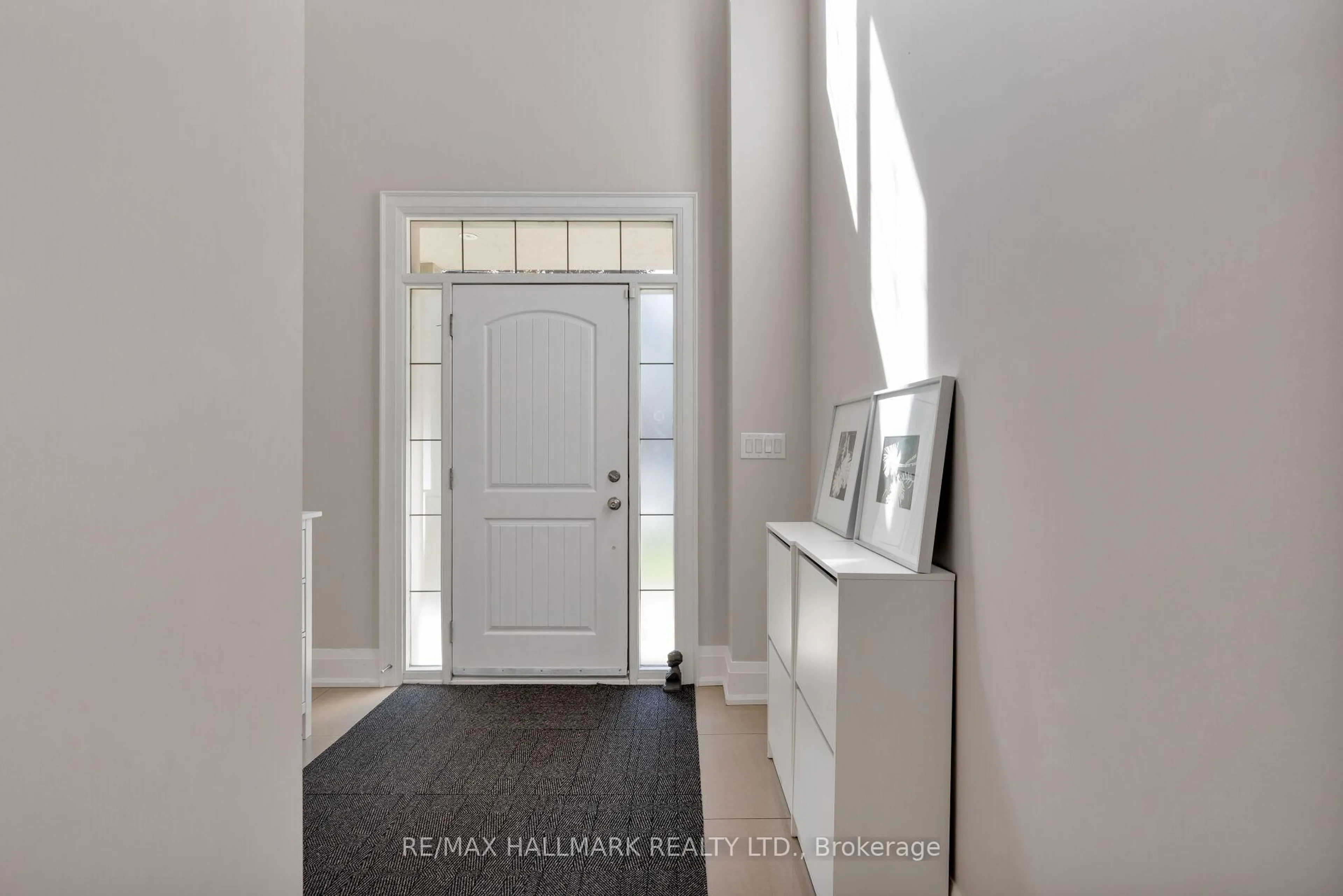 Indoor entryway for 194 Erskine Ave, Toronto Ontario M4P 1Z4