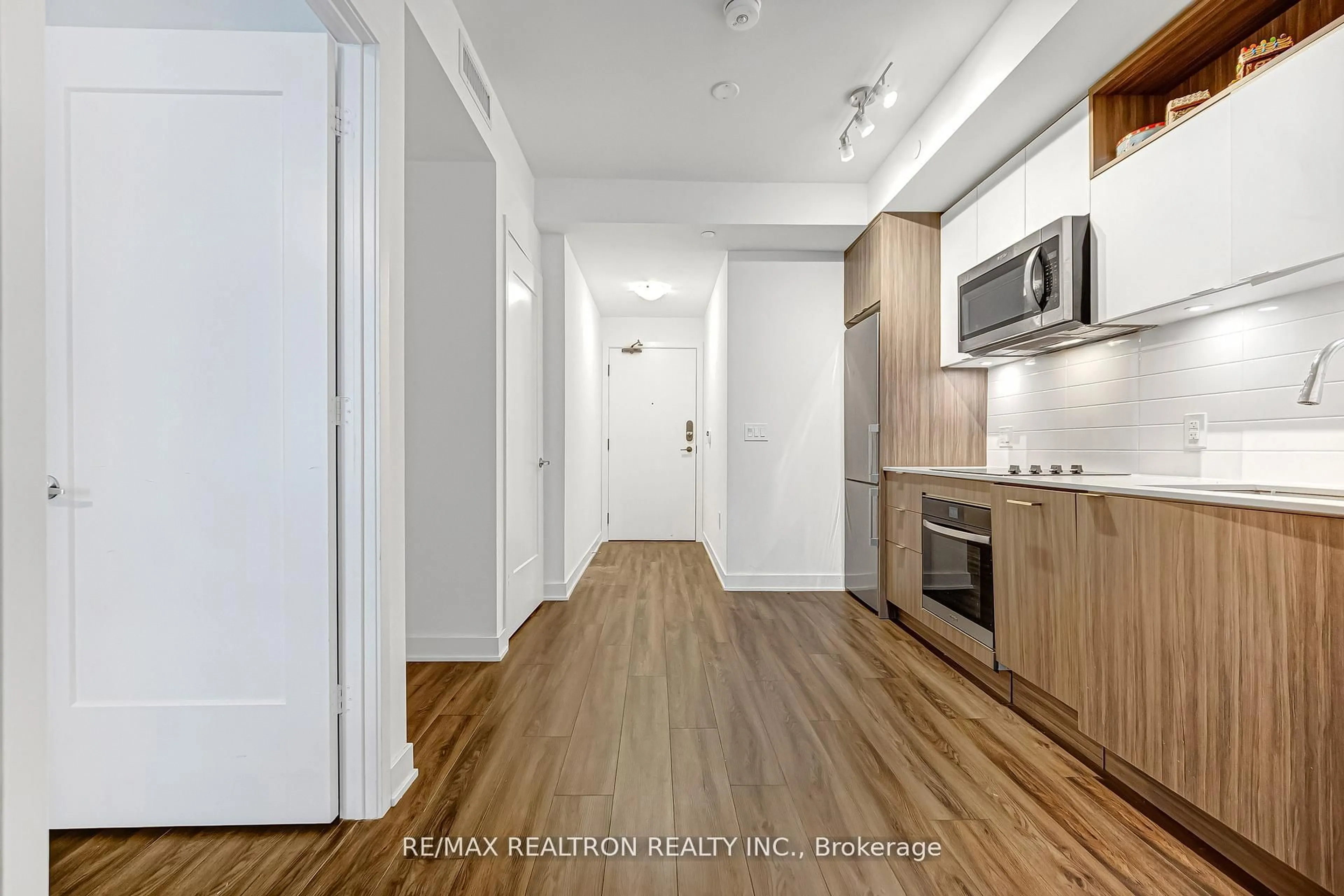 Standard kitchen, wood/laminate floor for 135 Lower Sherbourne St #1439, Toronto Ontario M5A 1Y4
