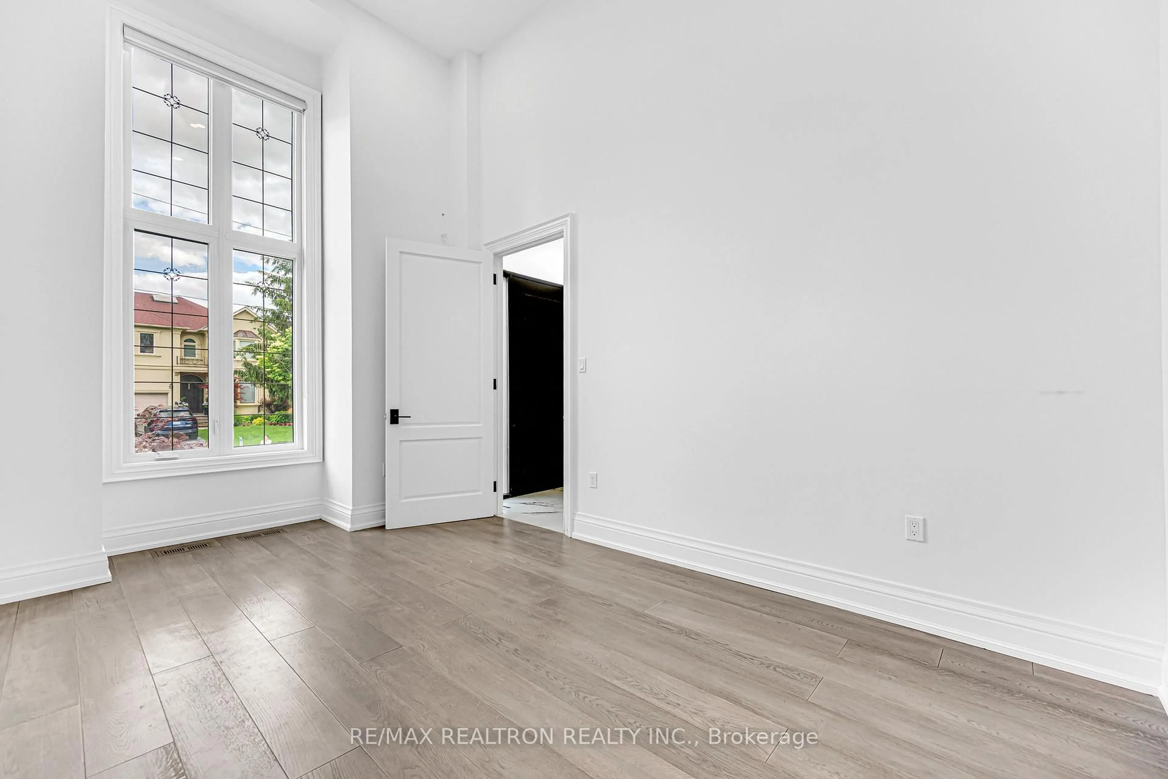 Indoor entryway for 130 Pemberton Ave, Toronto Ontario M2M 1Y7