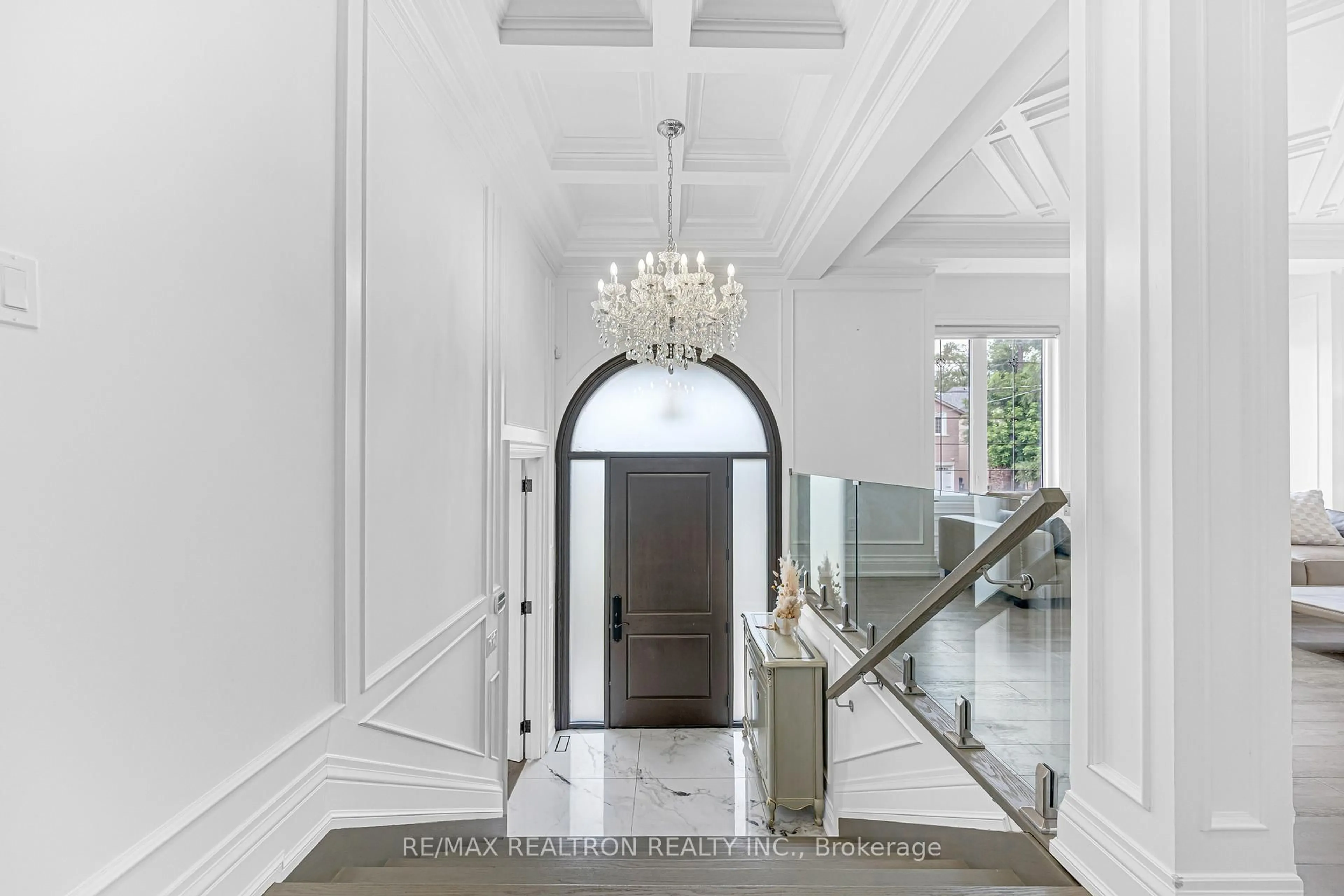 Indoor foyer for 130 Pemberton Ave, Toronto Ontario M2M 1Y7