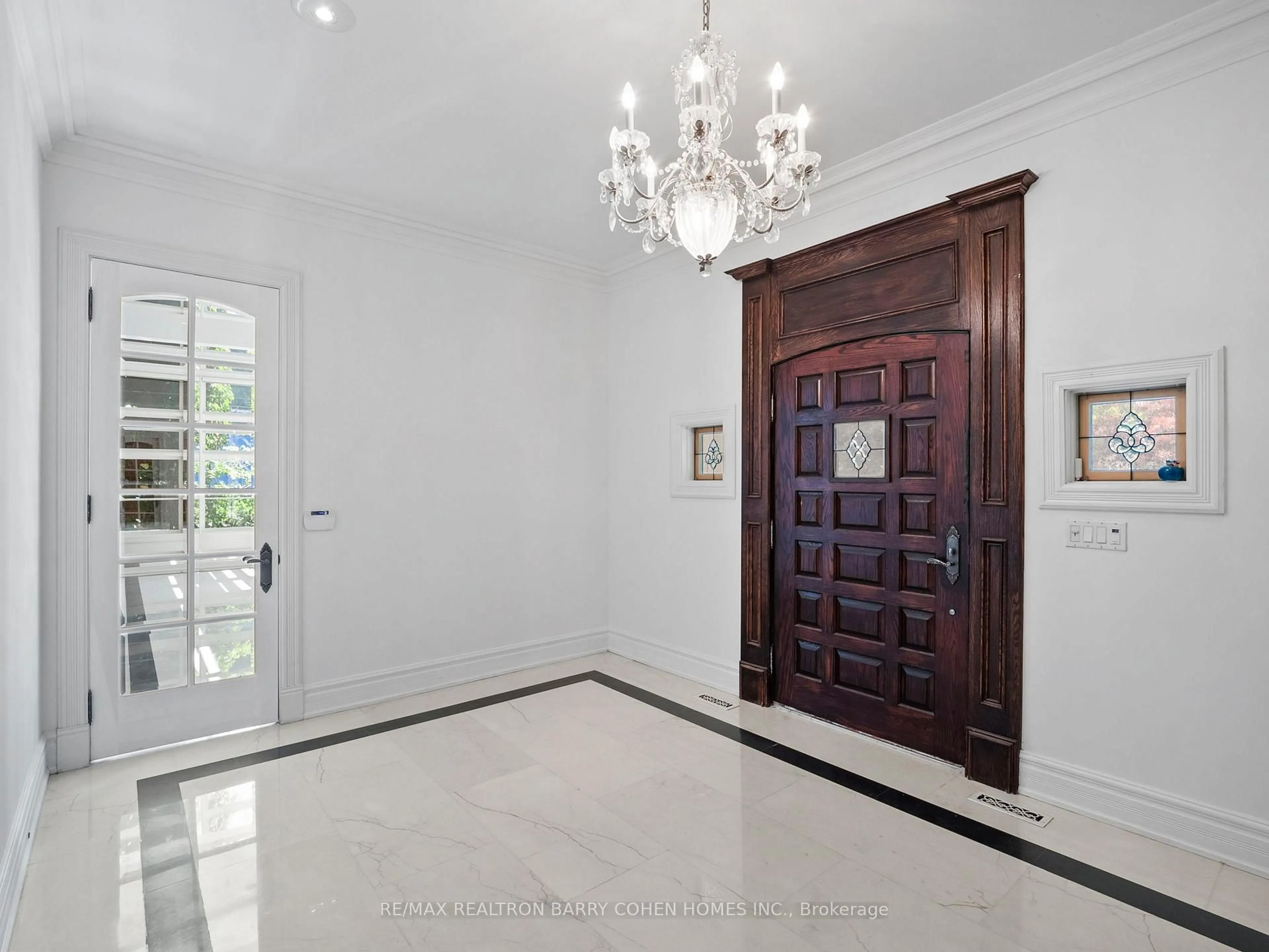 Indoor foyer for 40 Old Colony Rd, Toronto Ontario M2L 2K1