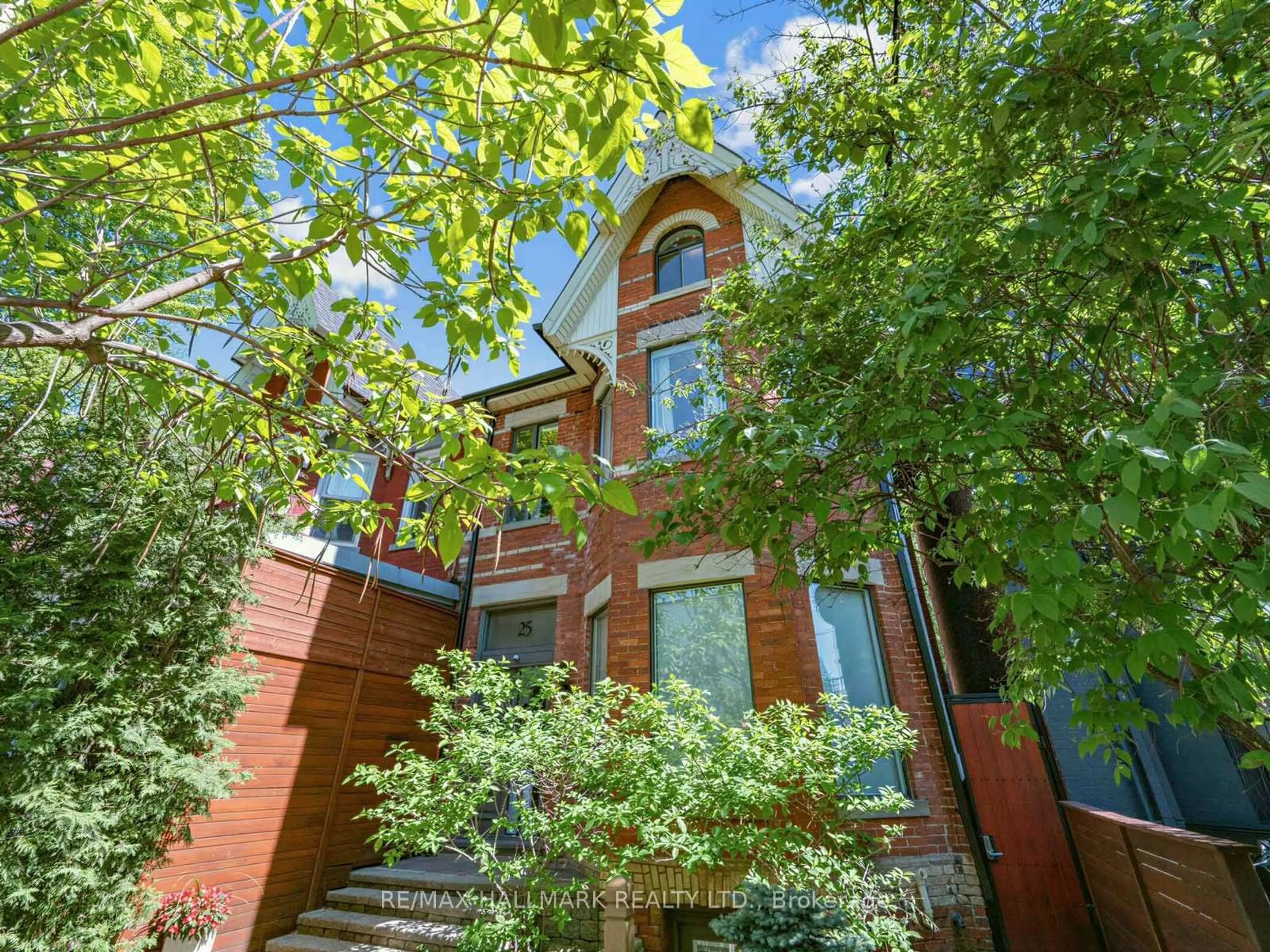 Home with brick exterior material, street for 25 Grange Ave, Toronto Ontario M5T 1C6