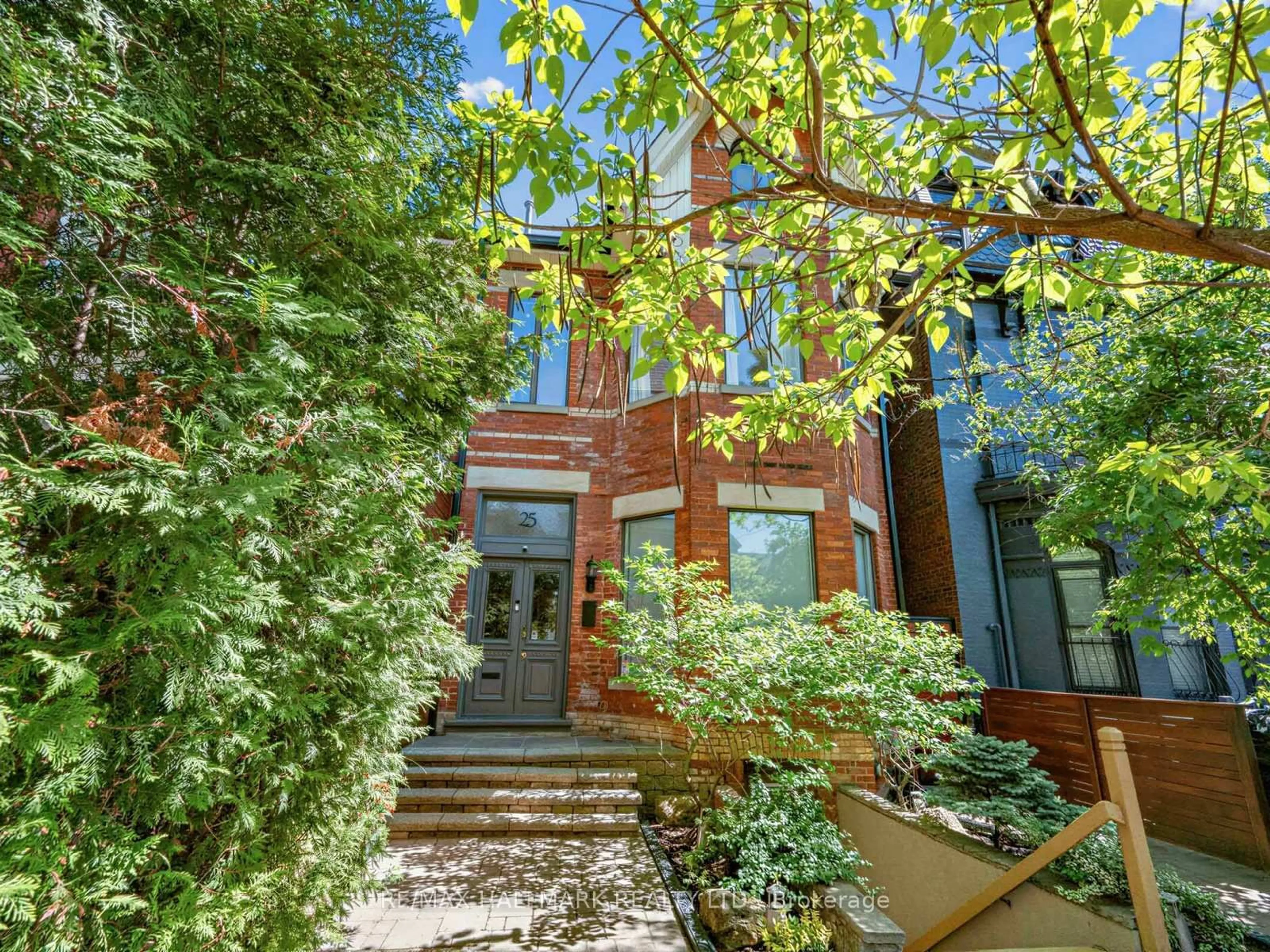 Home with brick exterior material, street for 25 Grange Ave, Toronto Ontario M5T 1C6