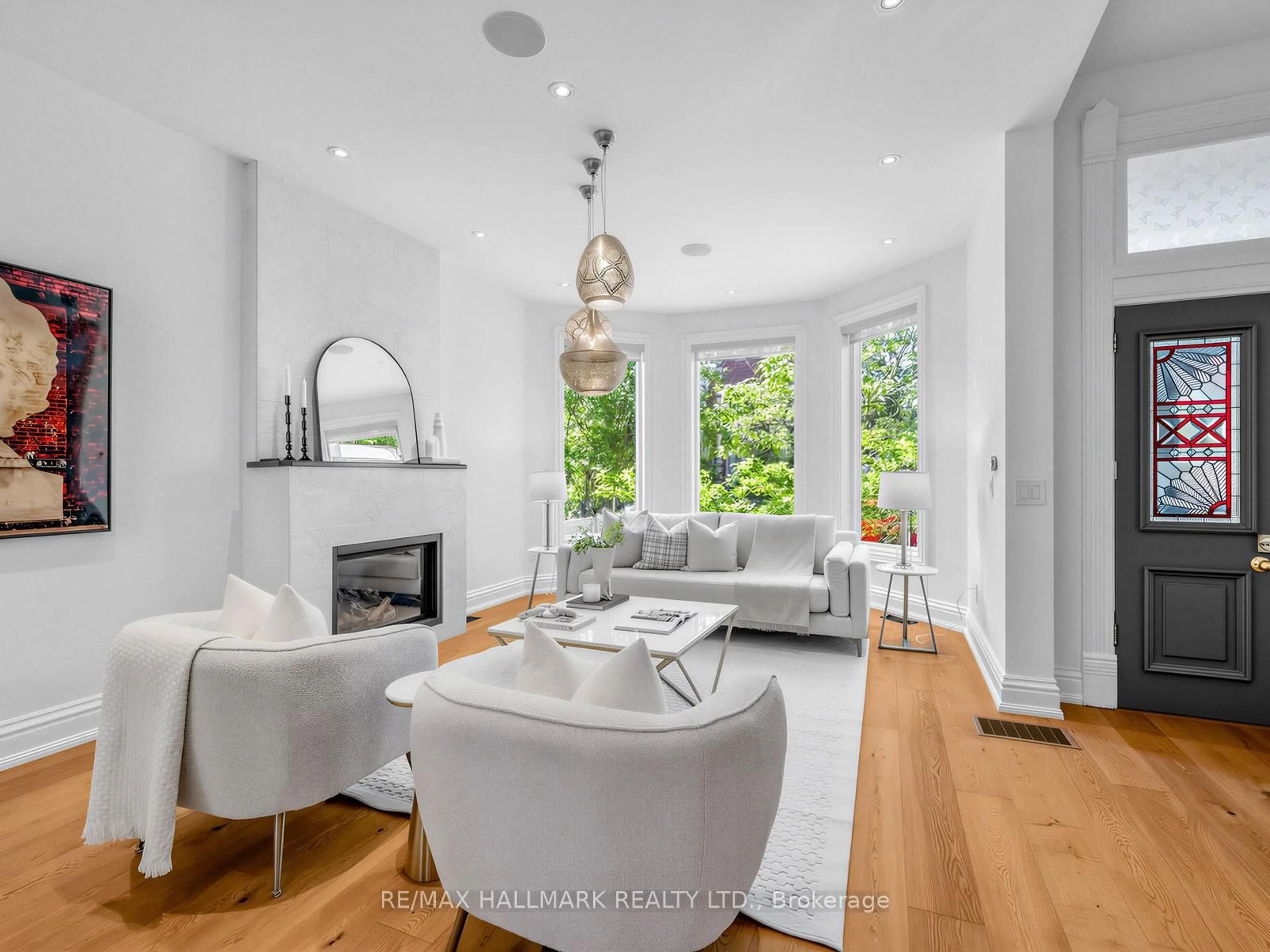 Living room with furniture, wood/laminate floor for 25 Grange Ave, Toronto Ontario M5T 1C6