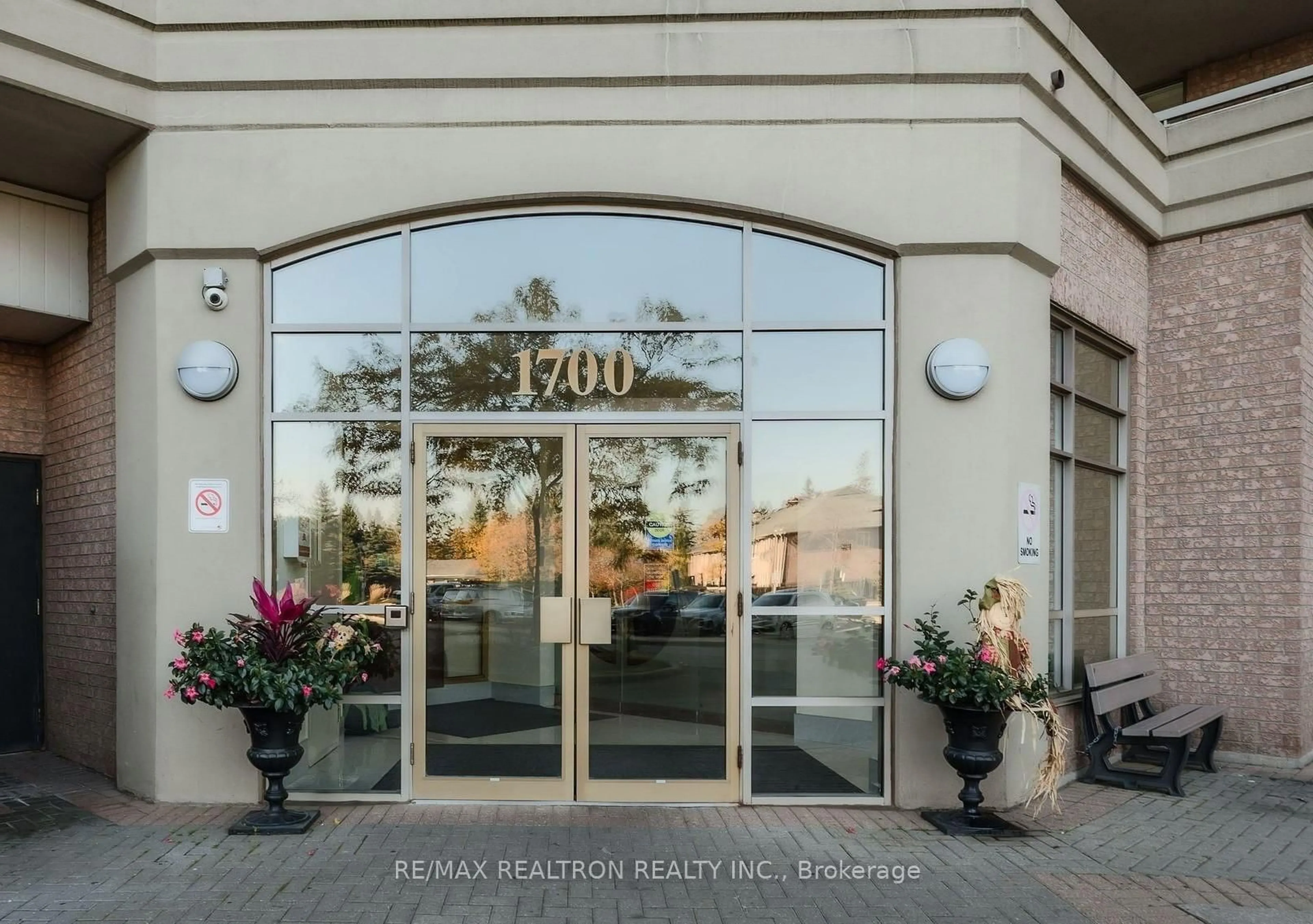 Indoor foyer for 1700 Eglinton Ave #1101, Toronto Ontario M4A 2X4