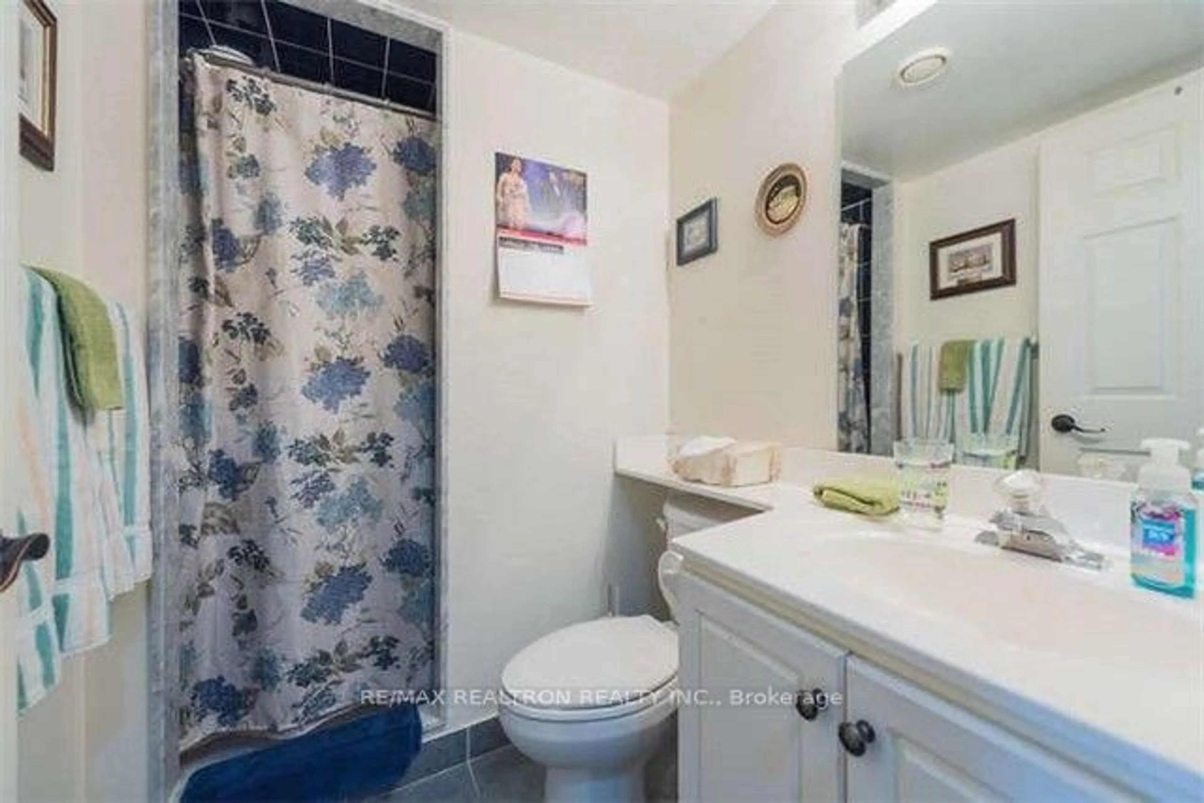 Standard bathroom, ceramic/tile floor for 1700 Eglinton Ave #1101, Toronto Ontario M4A 2X4