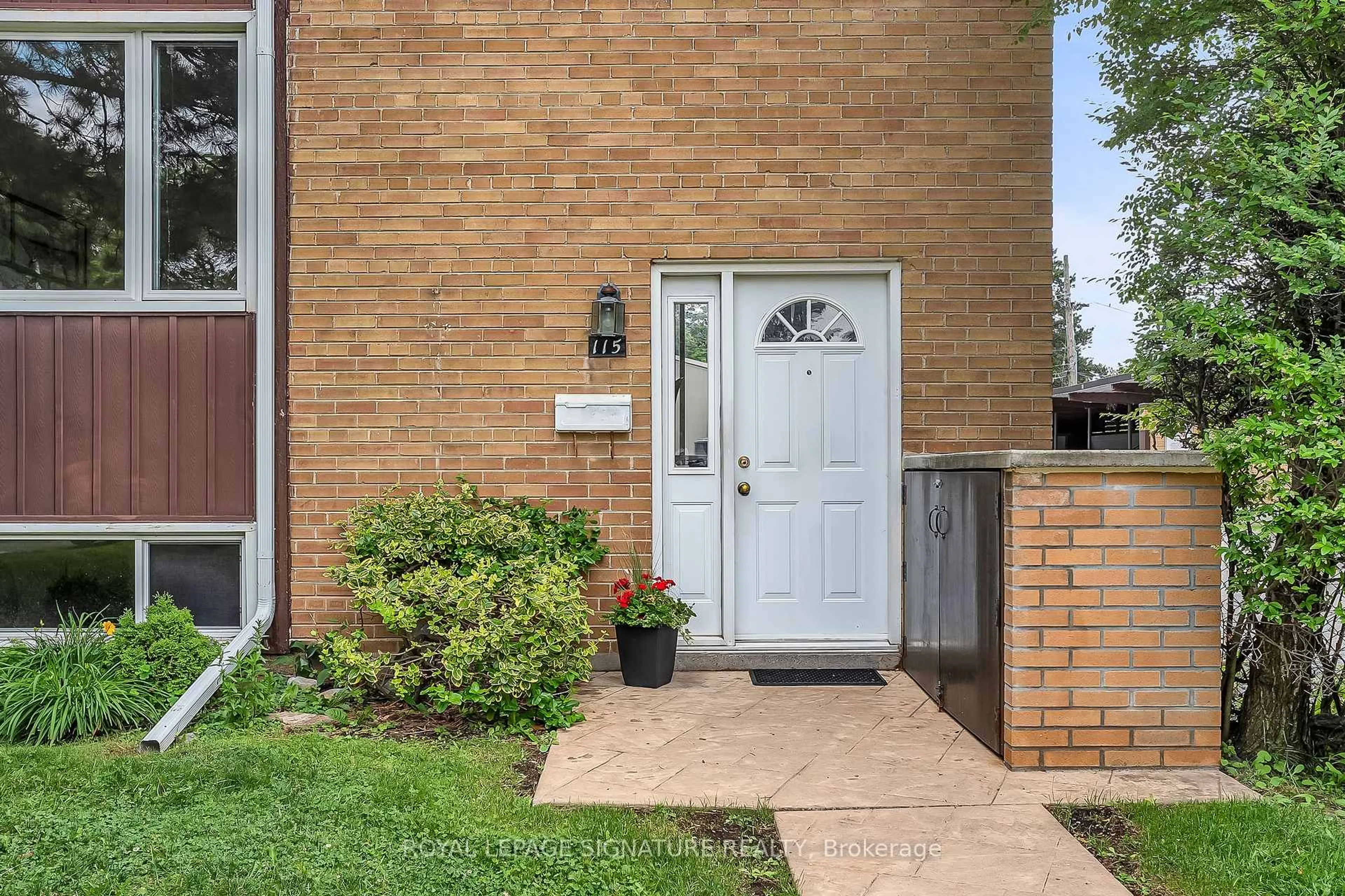Indoor entryway for 115 Southill Dr, Toronto Ontario M3C 2H9