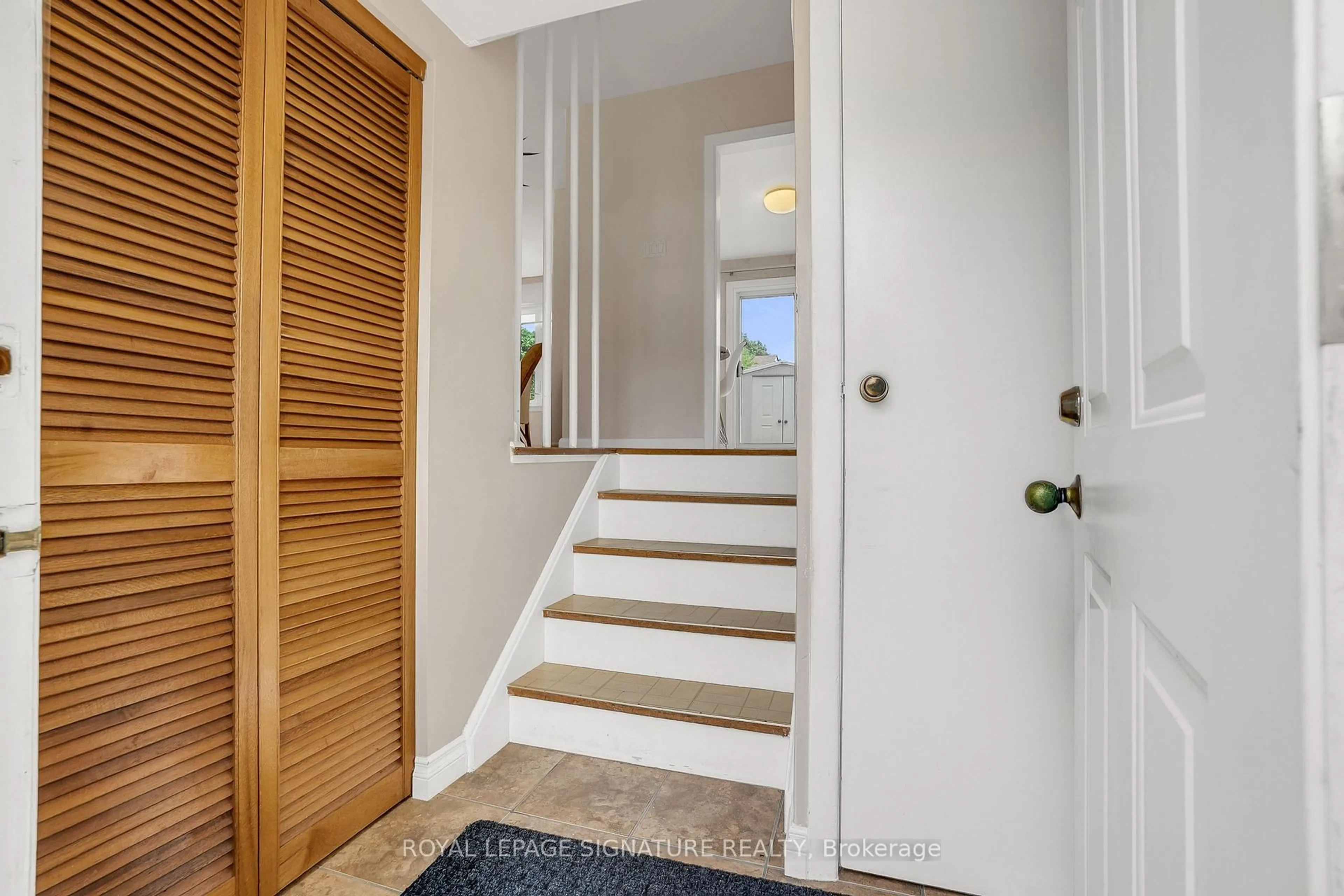 Indoor entryway for 115 Southill Dr, Toronto Ontario M3C 2H9