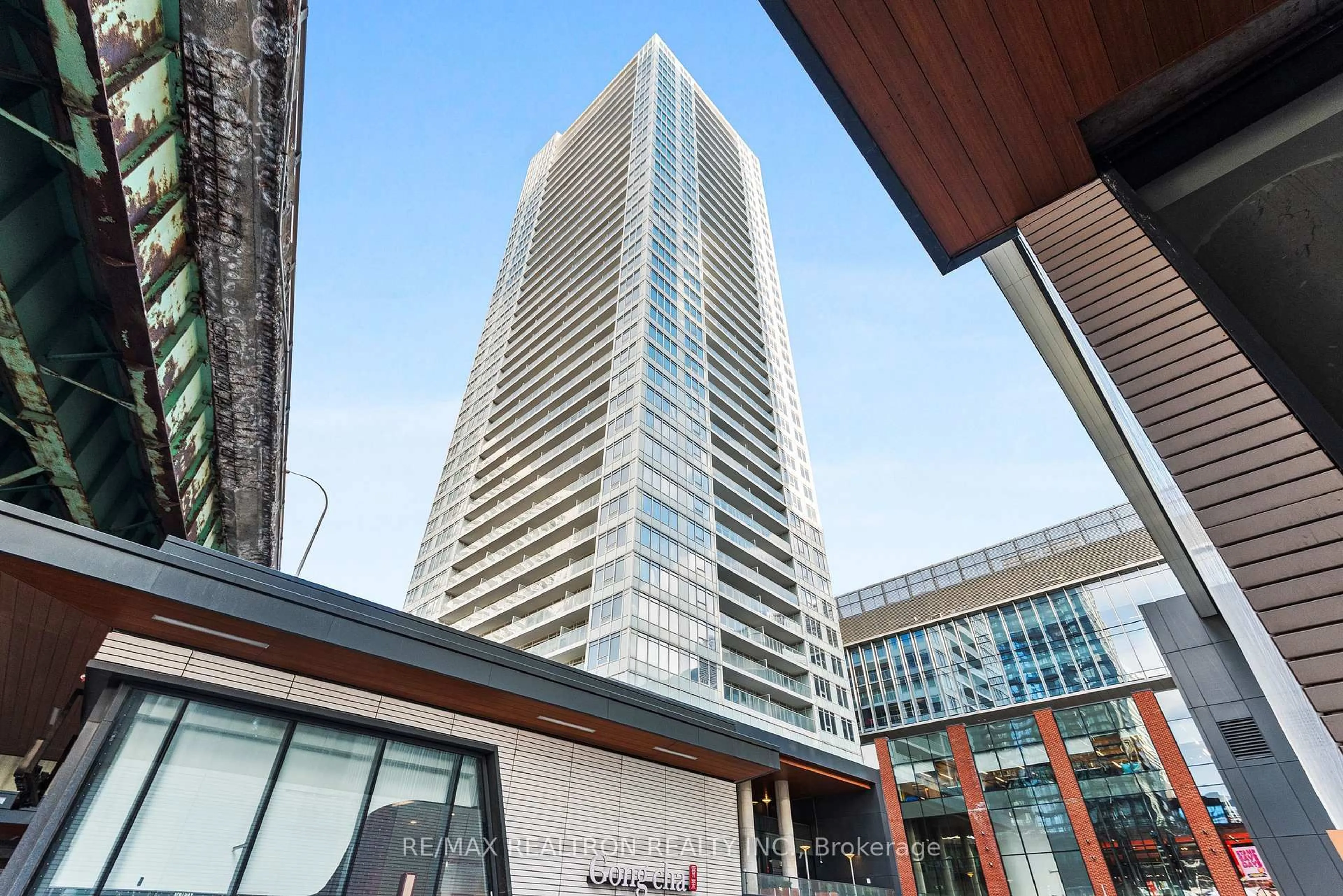 Indoor foyer for 17 Bathurst St #2508, Toronto Ontario M5V 0N1