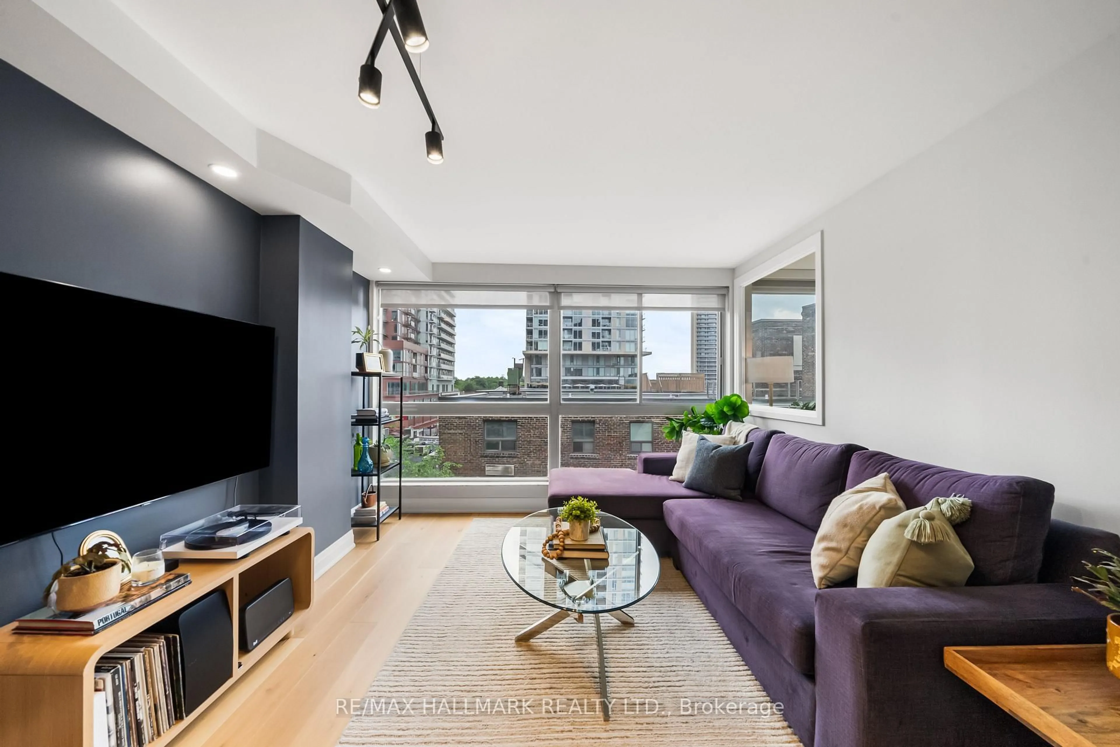 Living room with furniture, wood/laminate floor for 7 Broadway Ave #506, Toronto Ontario M4P 3C5