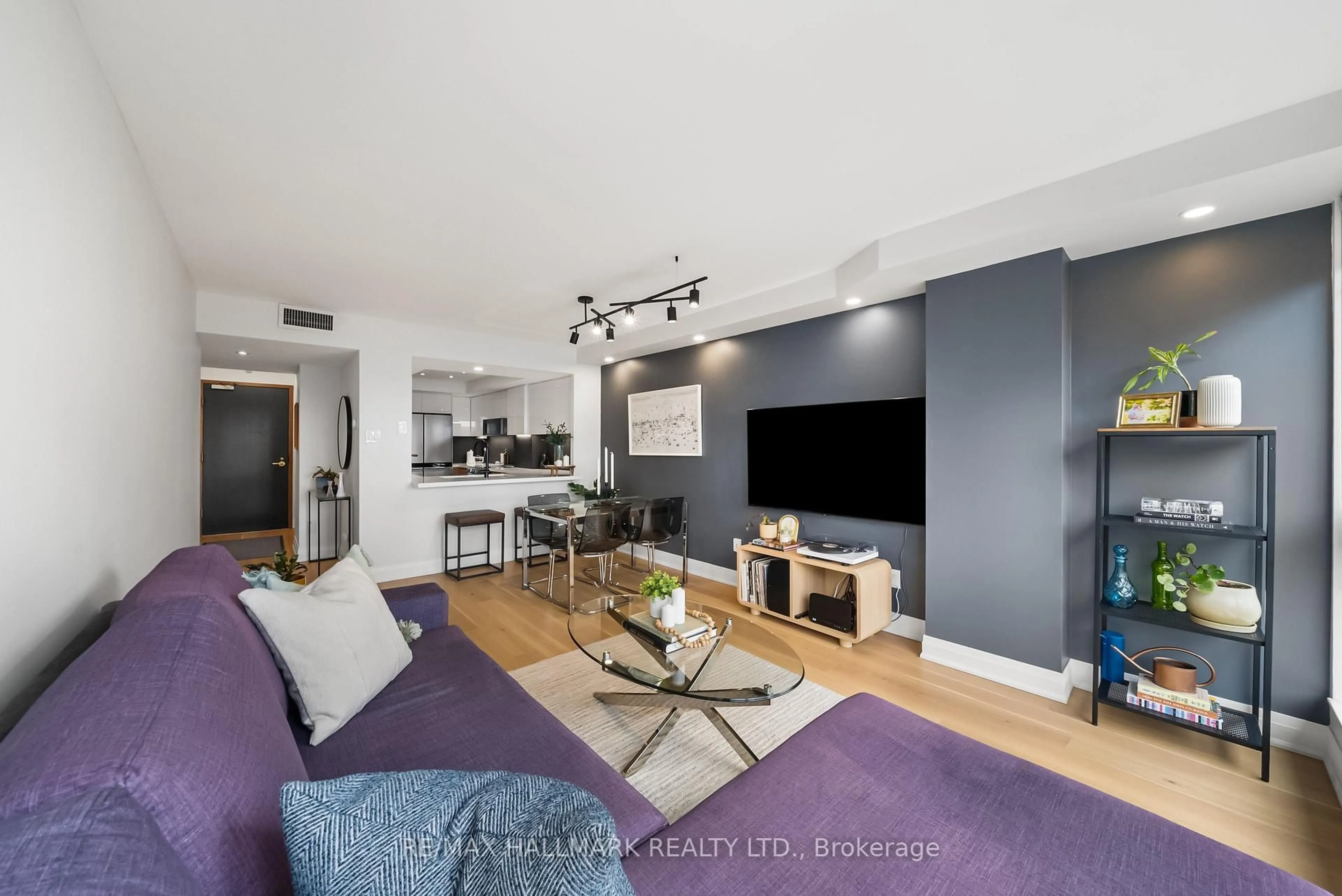 Living room with furniture, unknown for 7 Broadway Ave #506, Toronto Ontario M4P 3C5