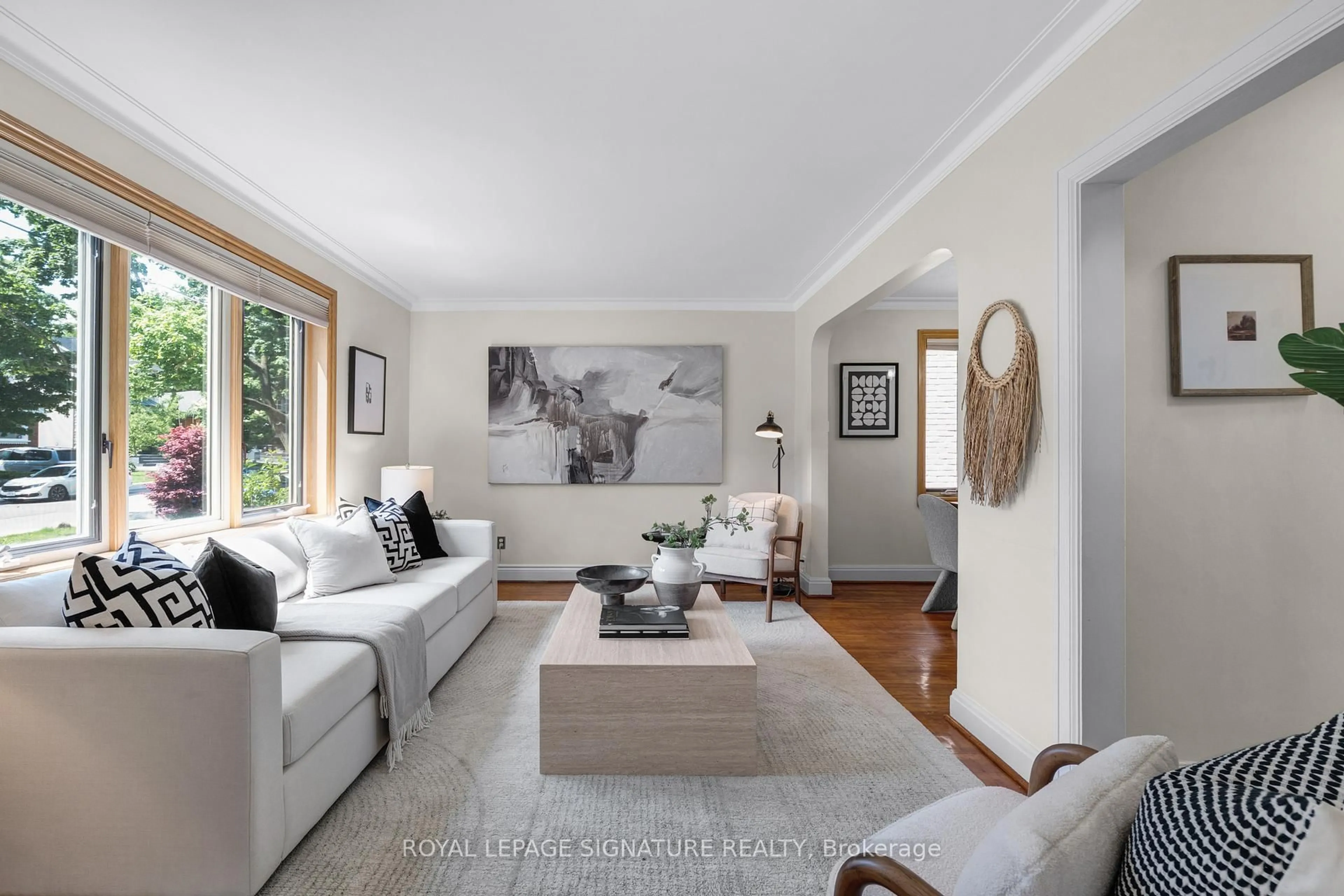 Living room with furniture, unknown for 142 Divadale Dr, Toronto Ontario M4G 2P4