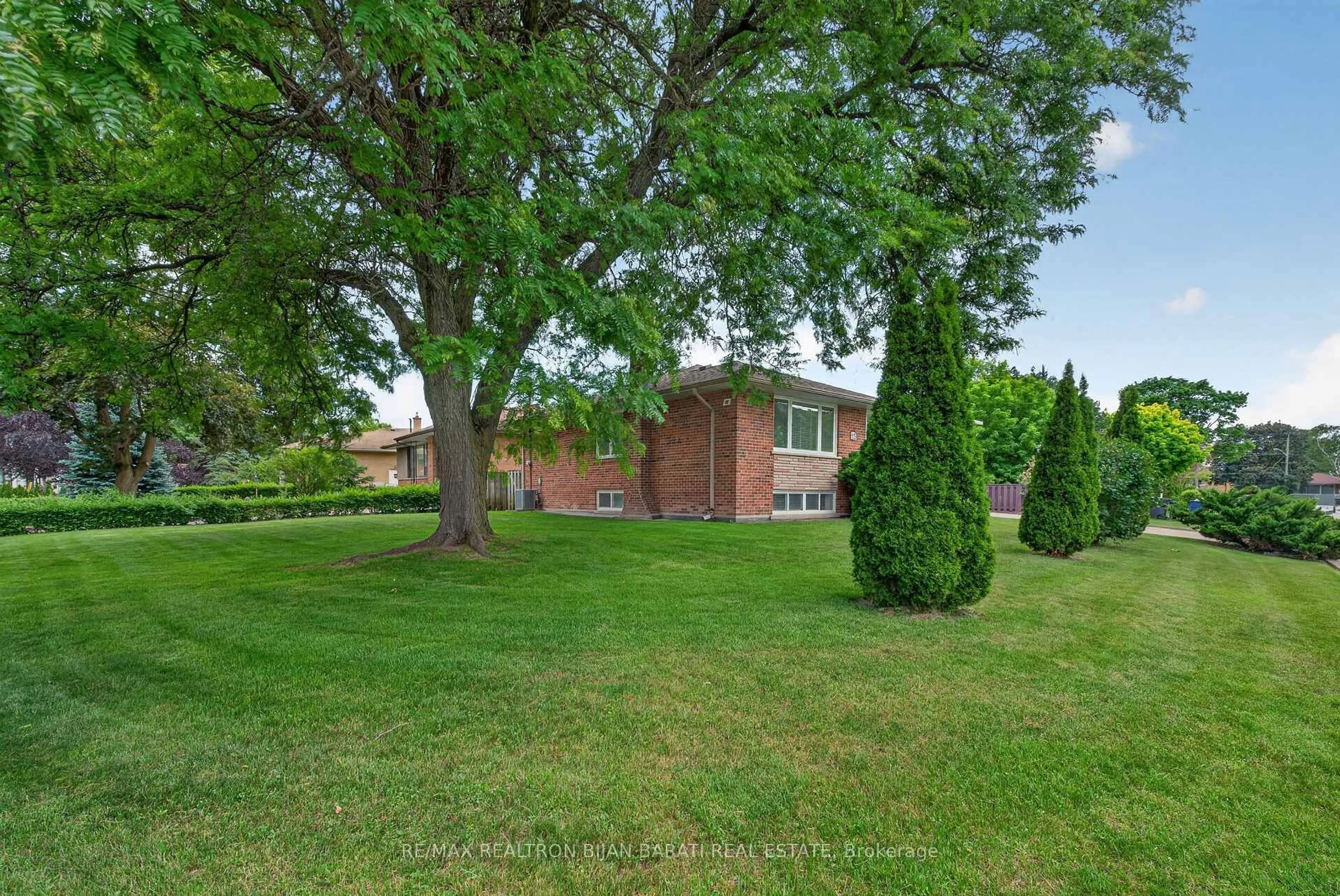 A pic from outside/outdoor area/front of a property/back of a property/a pic from drone, street for 15 Revcoe Dr, Toronto Ontario M2M 2B9