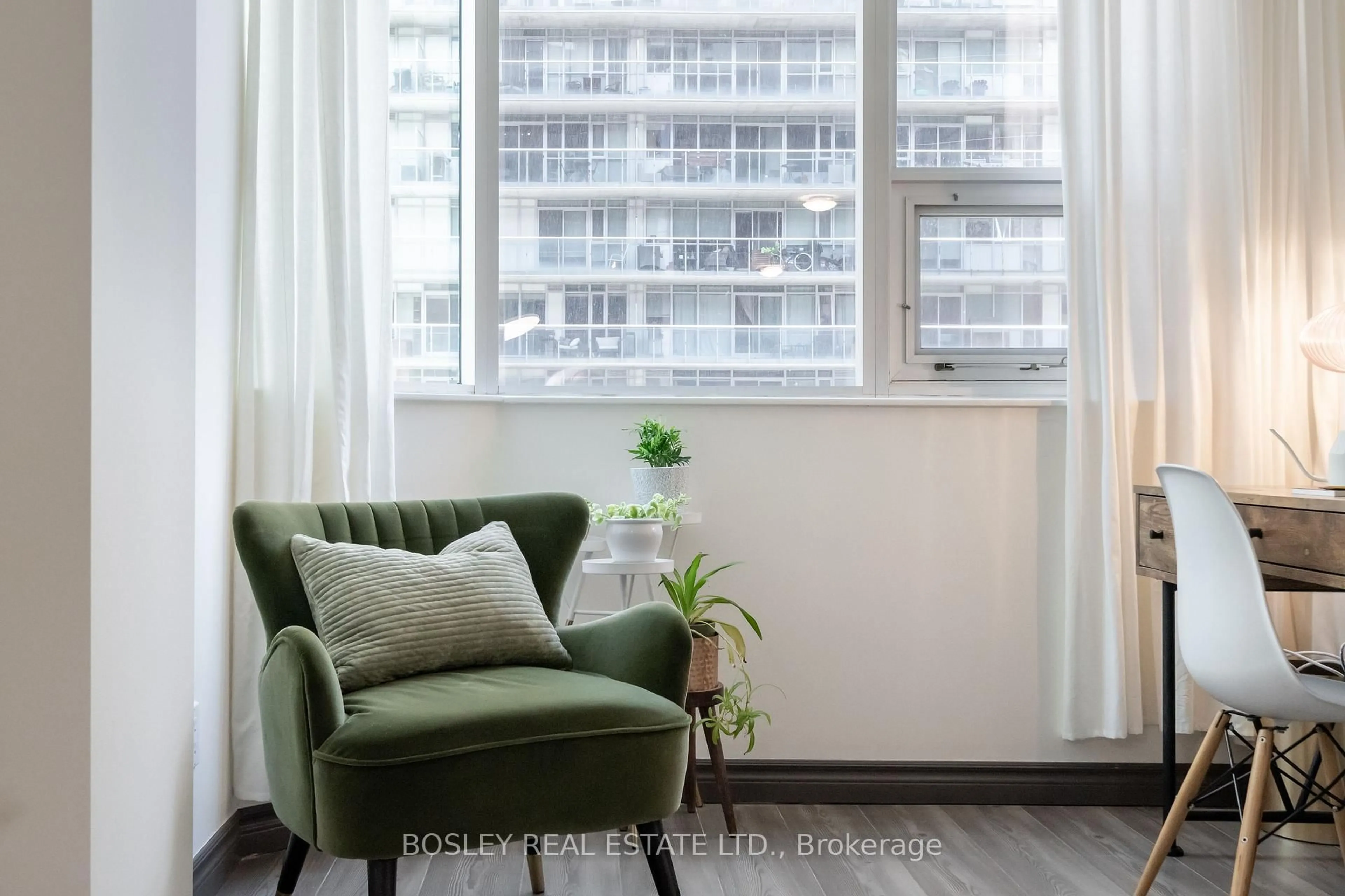 Living room with furniture, wood/laminate floor for 393 King St #604, Toronto Ontario M5V 3G8