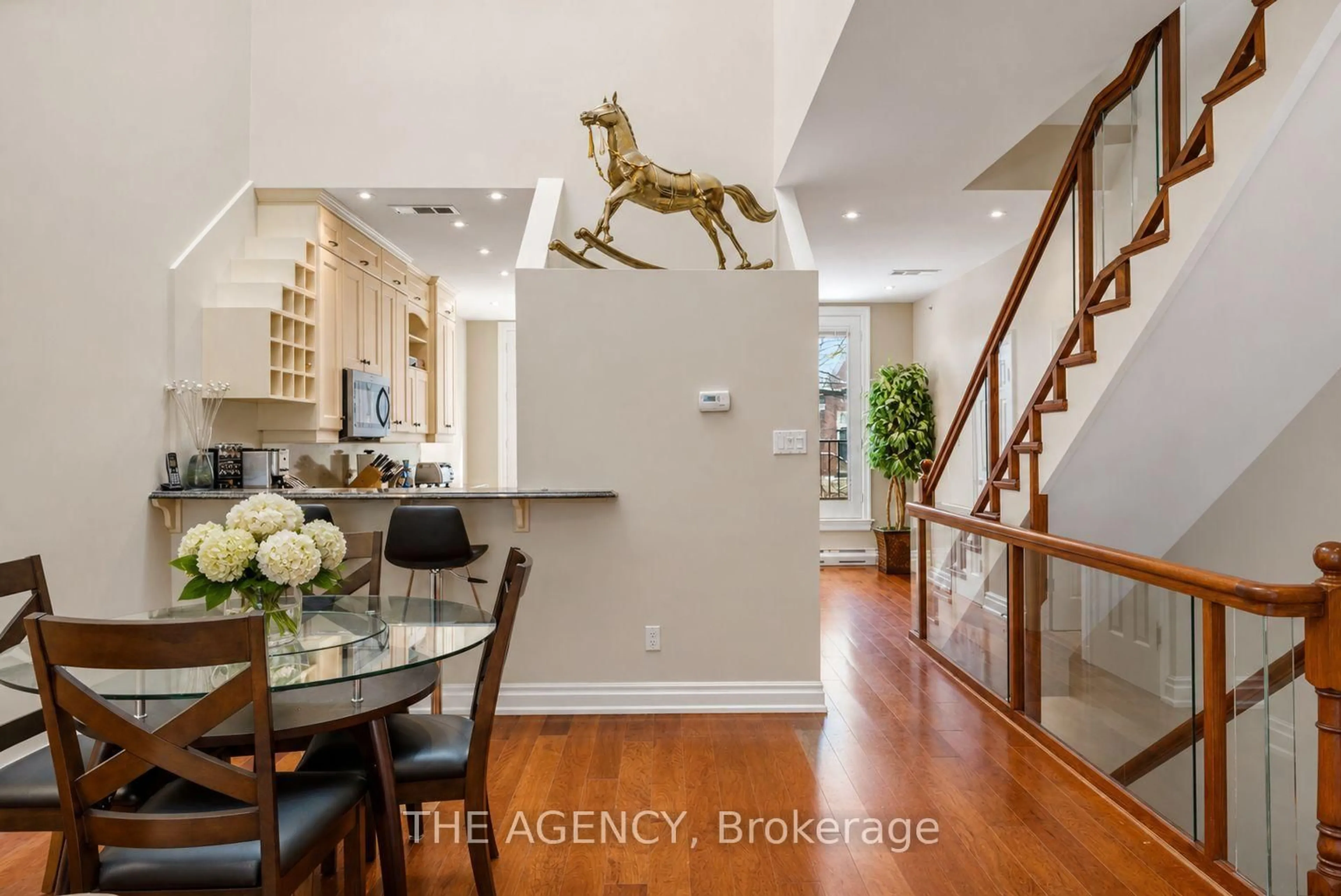 Indoor entryway for 116 Hazelton Ave #B&C, Toronto Ontario M5R 2E5