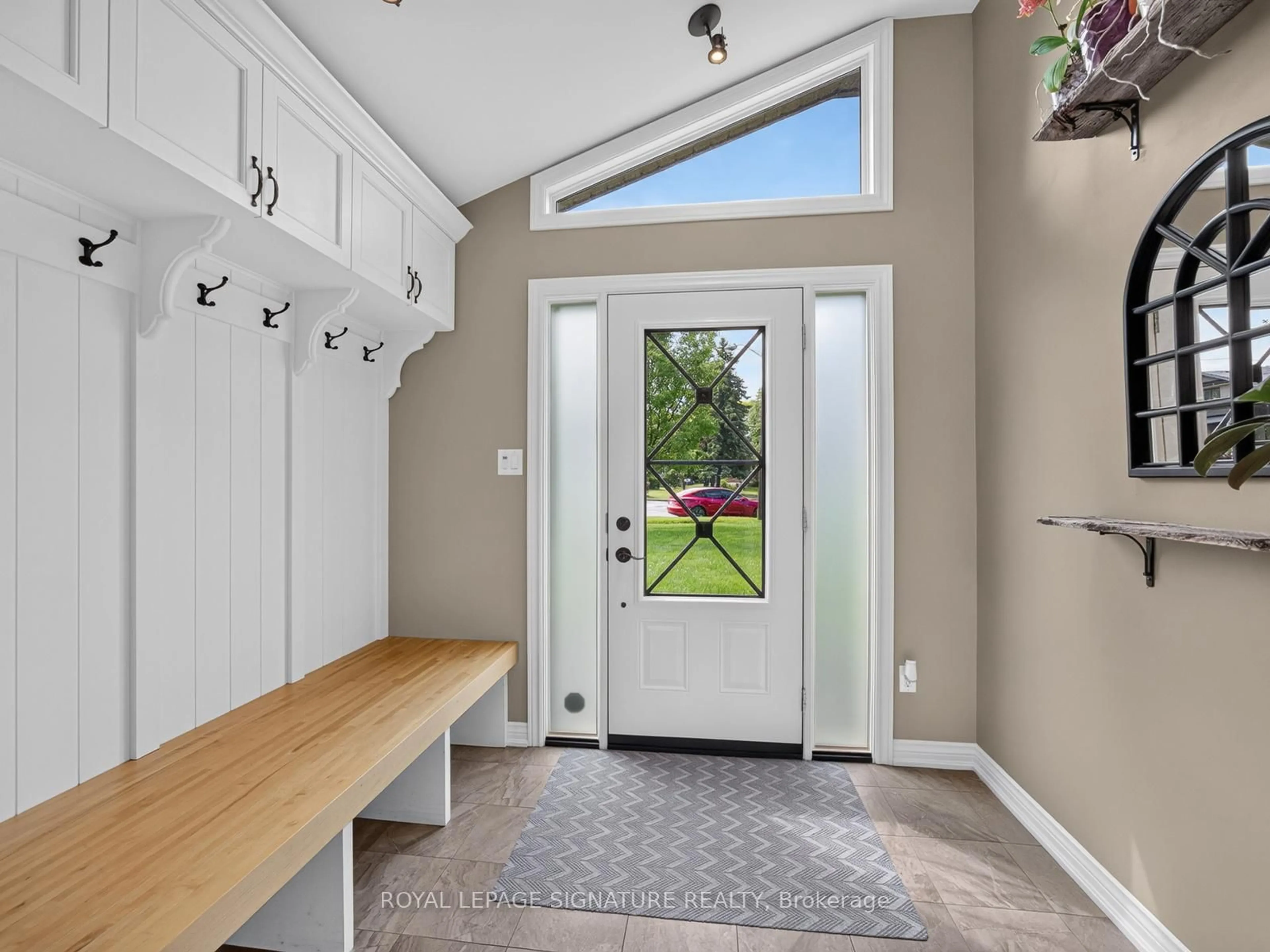 Indoor entryway for 18 Willowood Crt, Toronto Ontario M2J 2M3