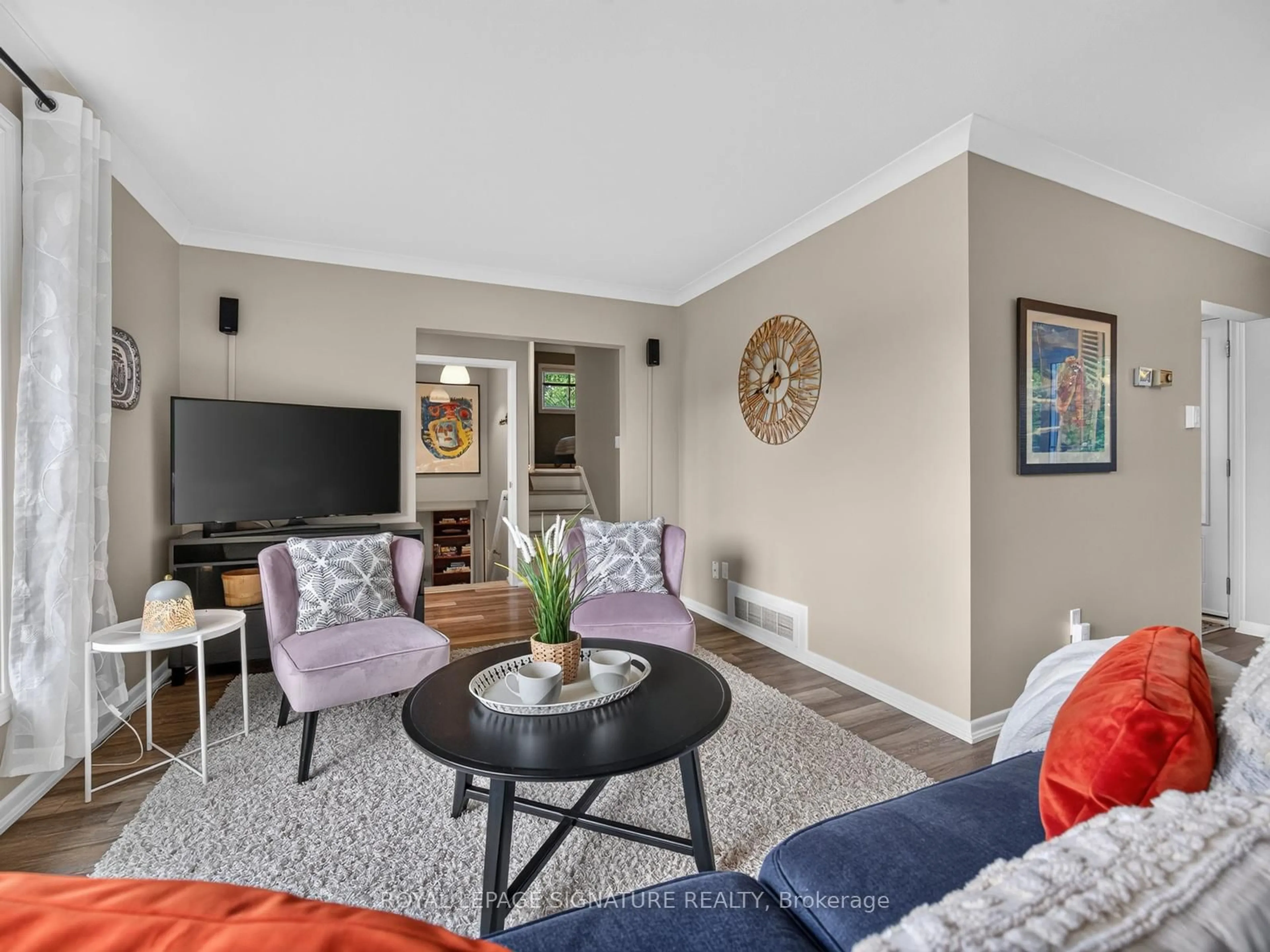 Living room with furniture, unknown for 18 Willowood Crt, Toronto Ontario M2J 2M3