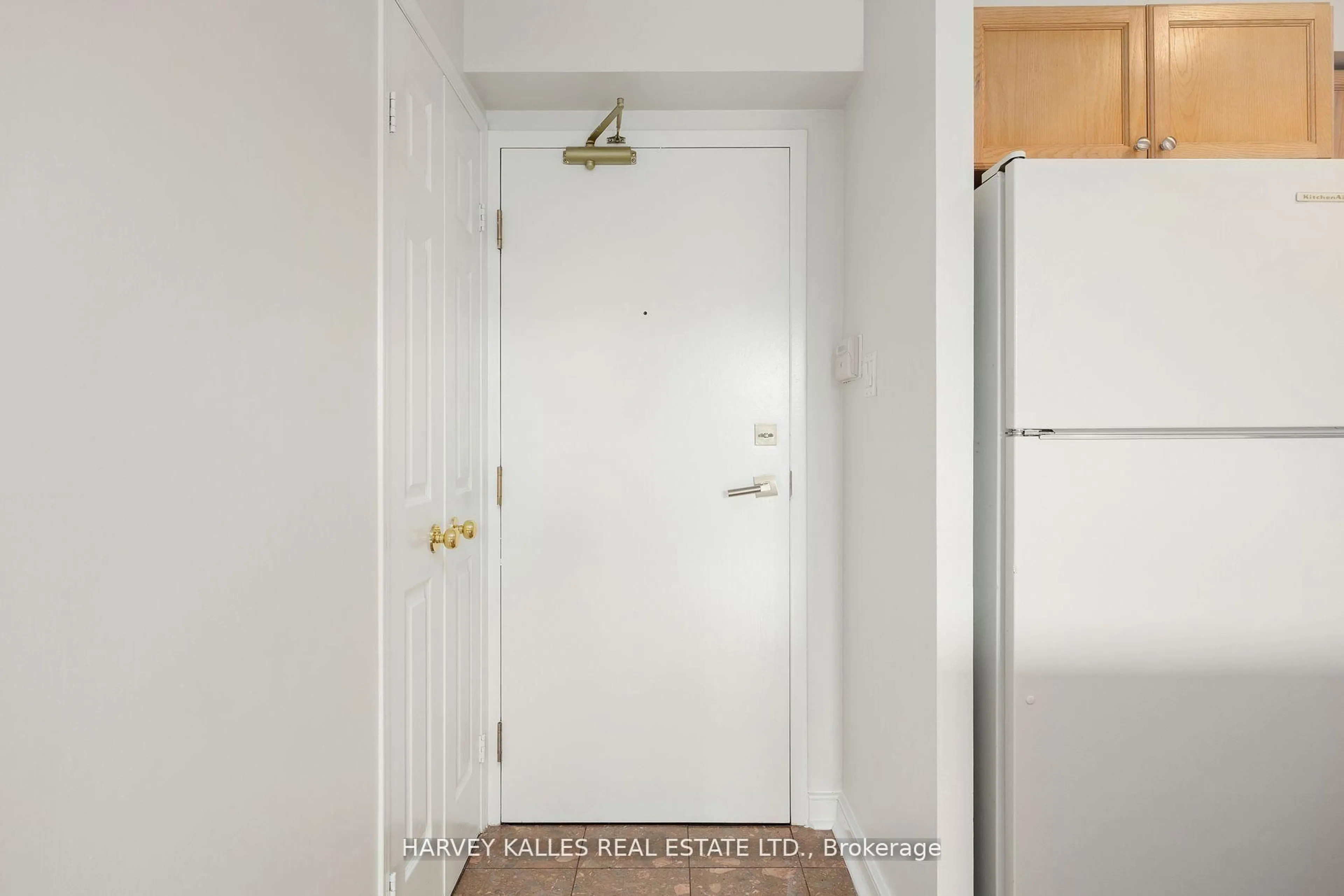 Indoor entryway for 109 Front St #512, Toronto Ontario M5A 4P7