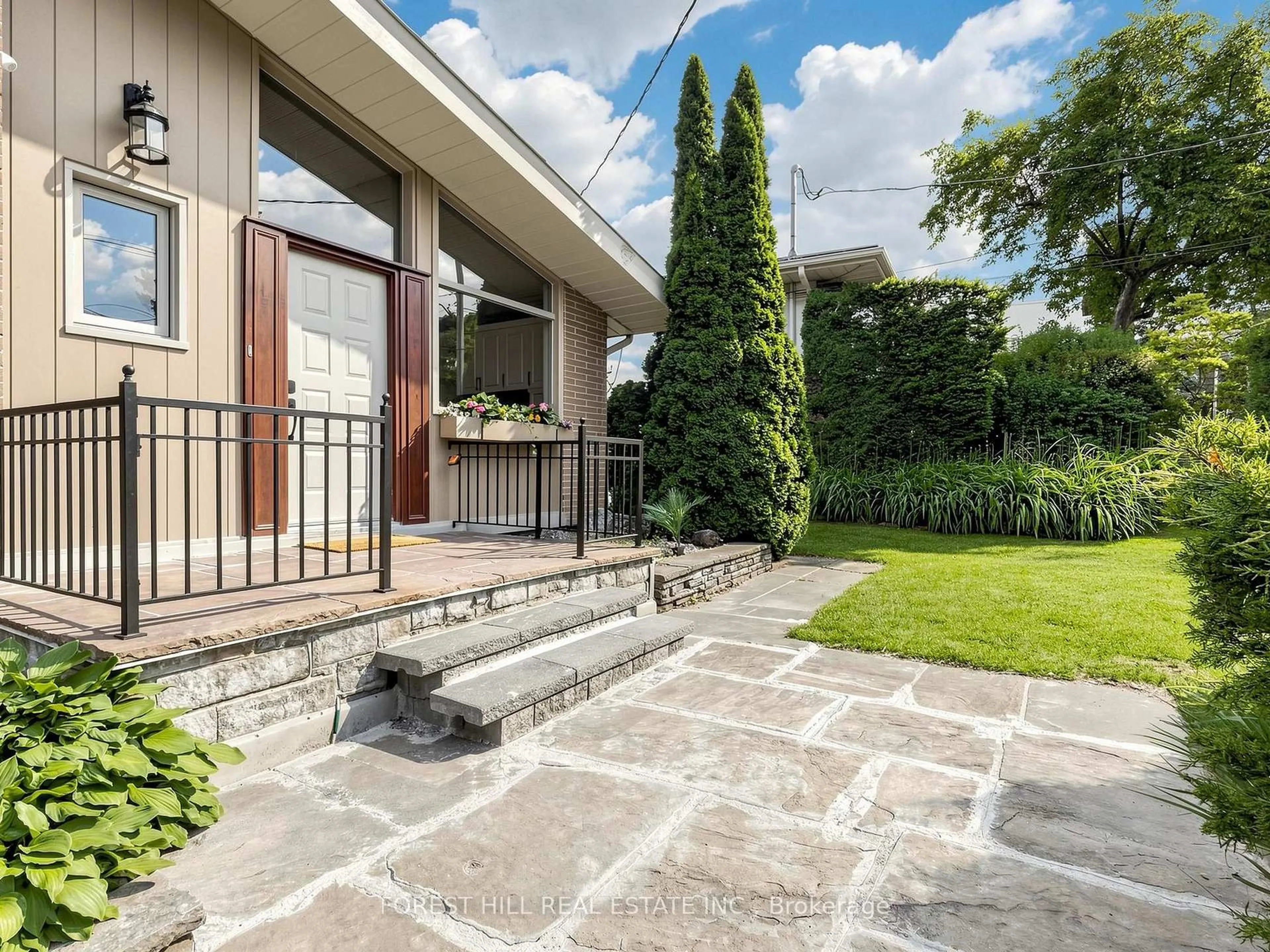 Patio, street for 91 Citation Dr, Toronto Ontario M2K 1S9