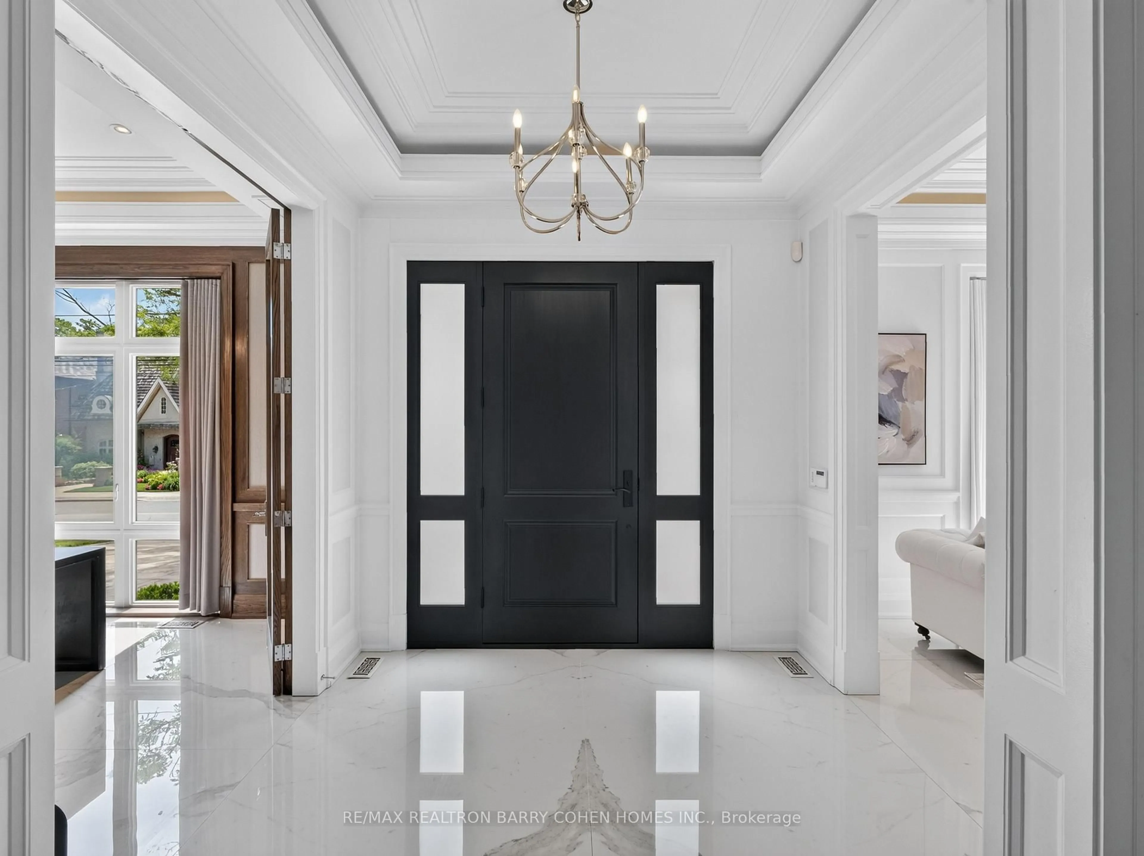Indoor foyer for 167 Old Yonge St, Toronto Ontario M2P 1R1