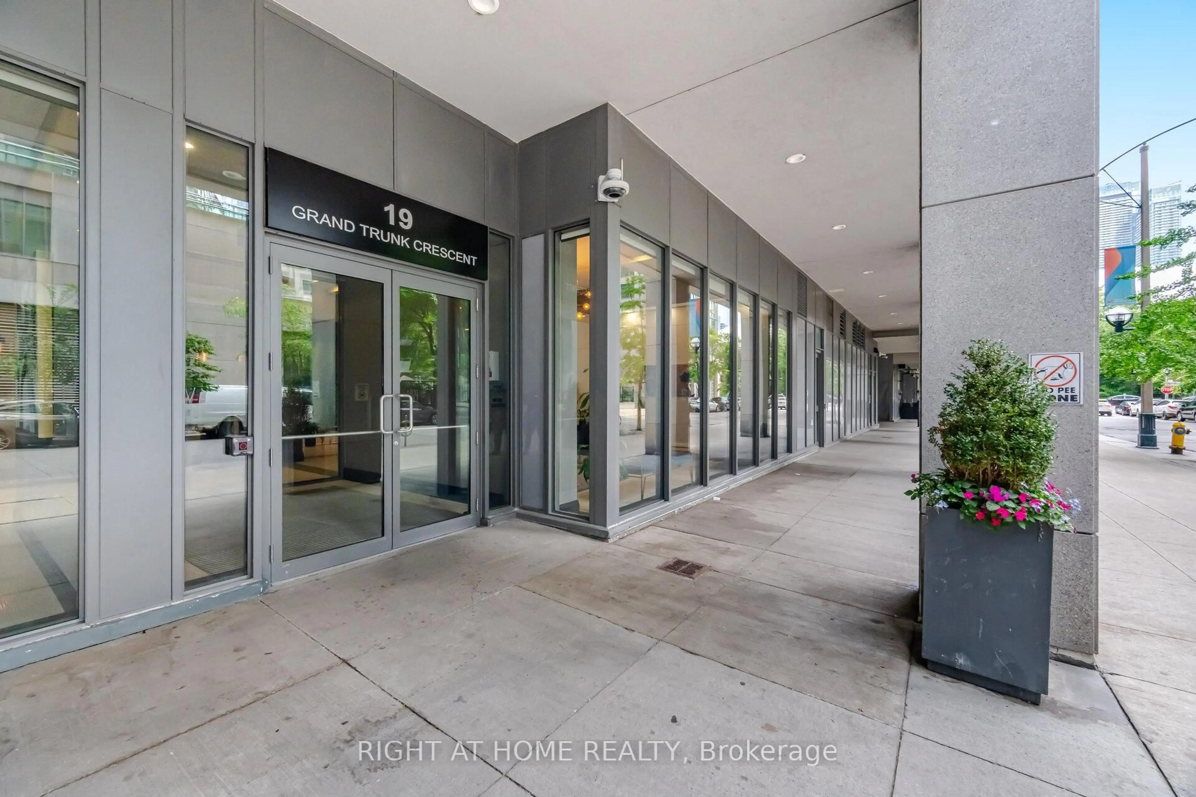 Indoor foyer for 19 Grand Trunk Cres ##2511, Toronto Ontario M5J 3A3