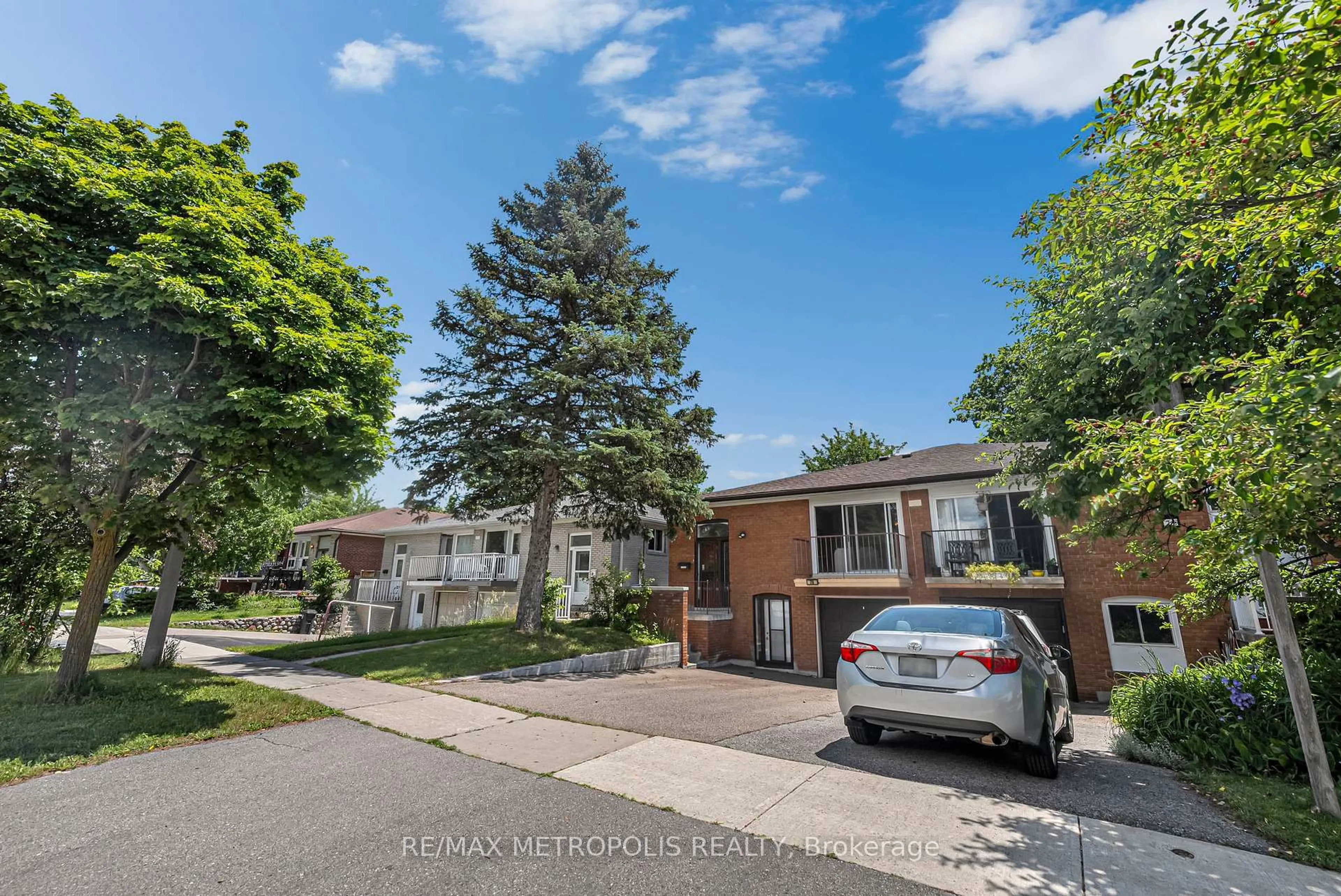 A pic from outside/outdoor area/front of a property/back of a property/a pic from drone, street for 76 Harrington Cres, Toronto Ontario M2M 2Y5