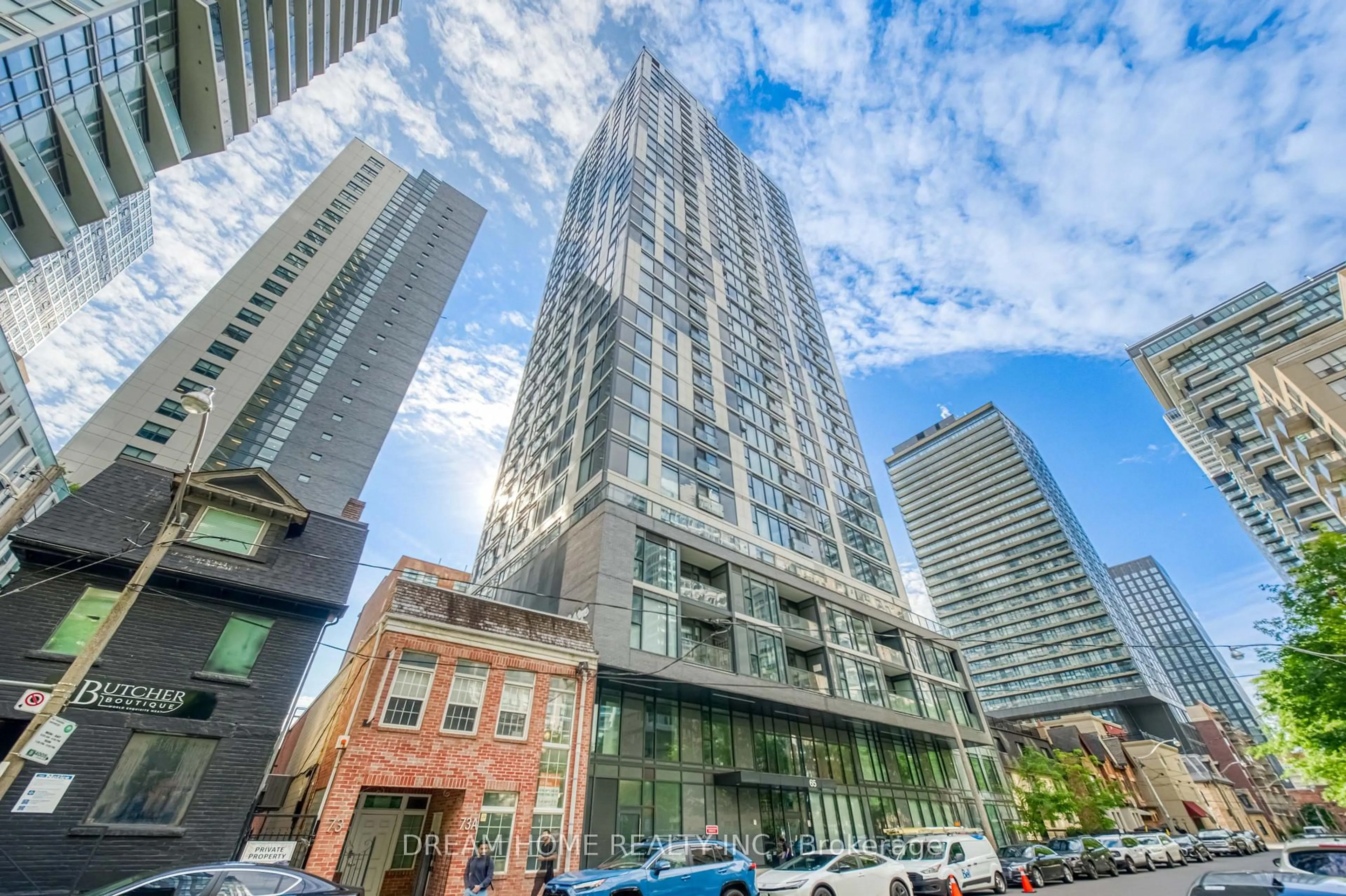 Indoor foyer for 65 Mutual St #2204, Toronto Ontario M5B 0E5