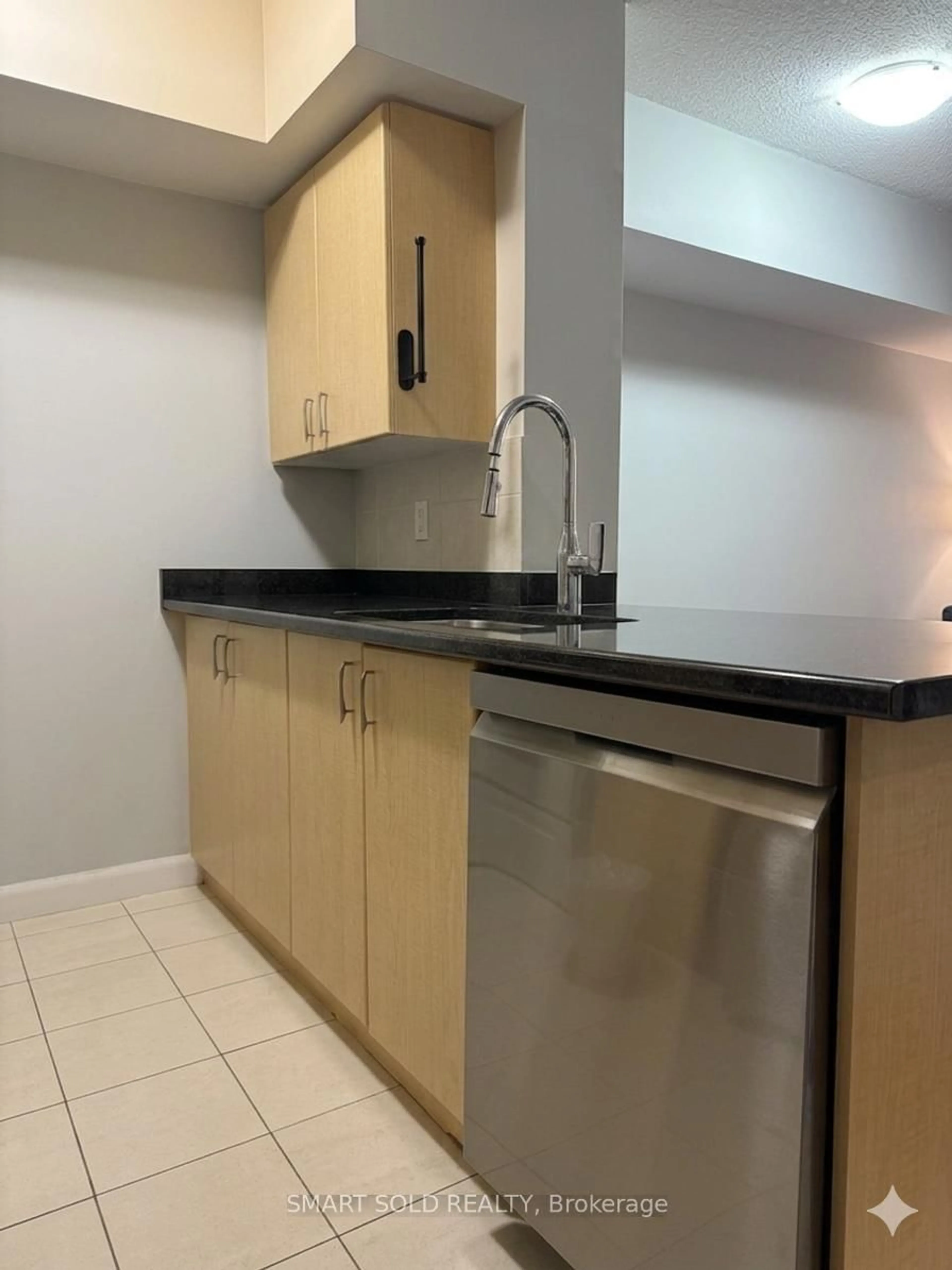 Standard kitchen, unknown for 4978 Yonge St #3711, Toronto Ontario M2N 7G8