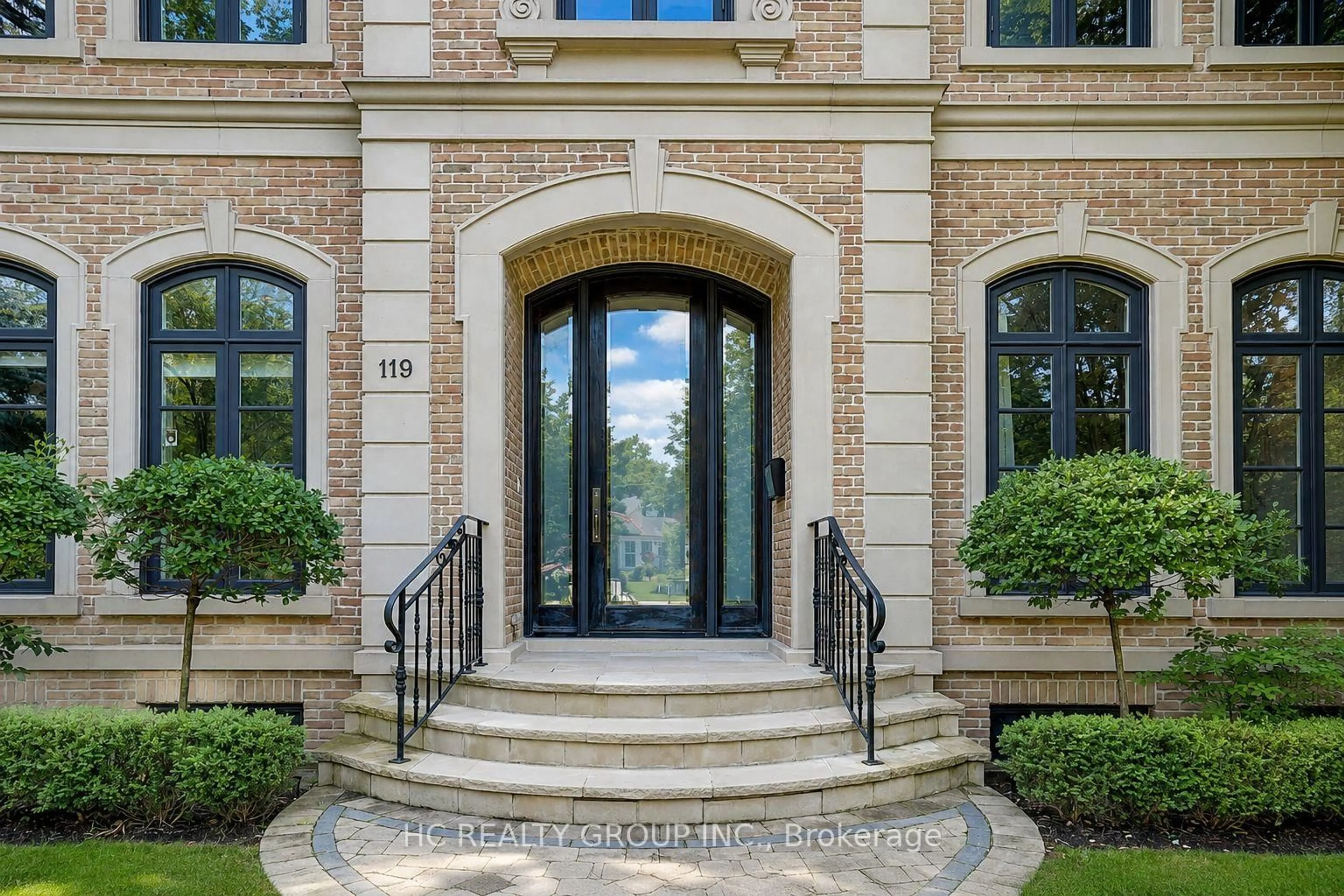 Indoor entryway for 119 Strathallan Blvd, Toronto Ontario M5N 1S9